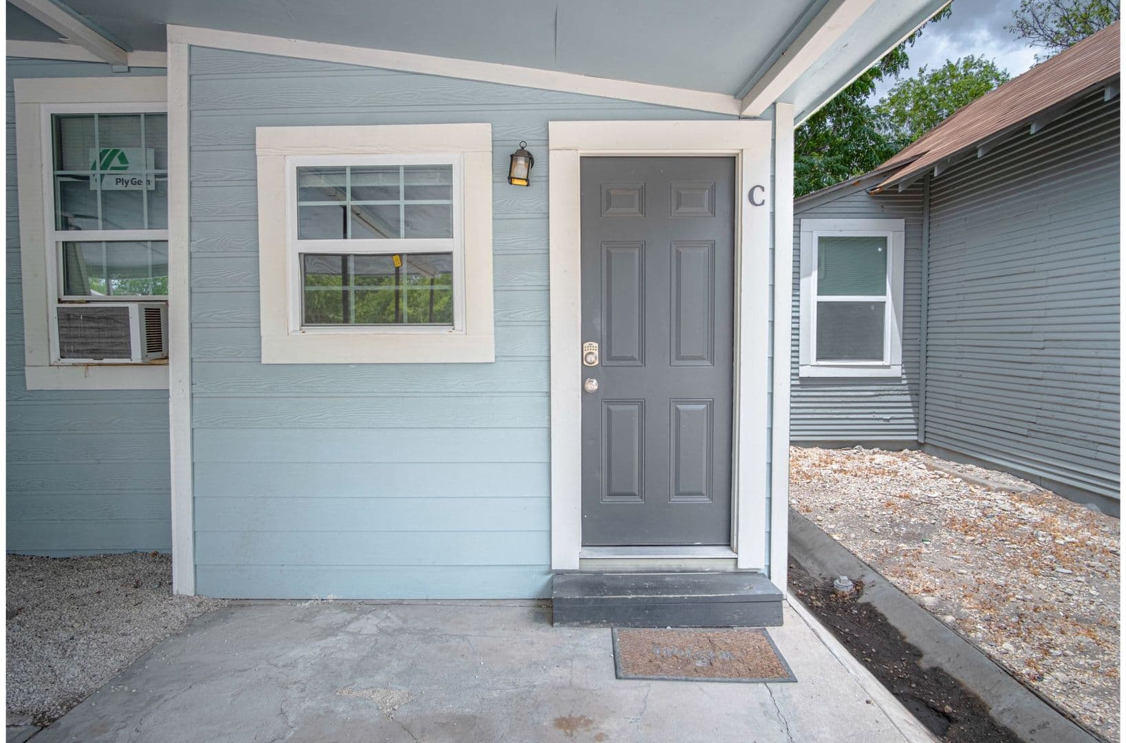 San Antonio Apartment: 121 Douglas Way Street,