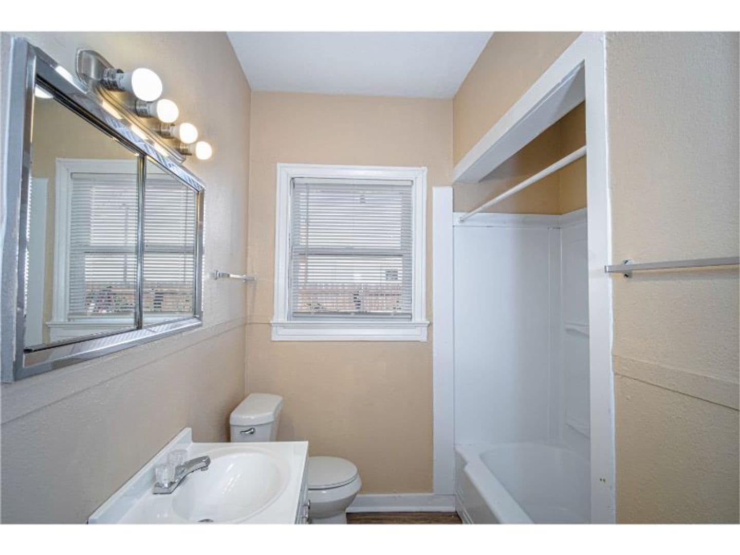 San Antonio Apartment: 907 Iowa St