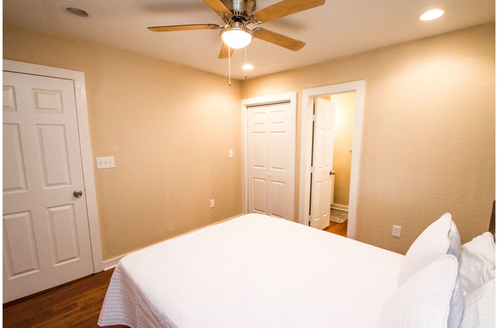 San Antonio Apartment: 121 Douglas Way Street,