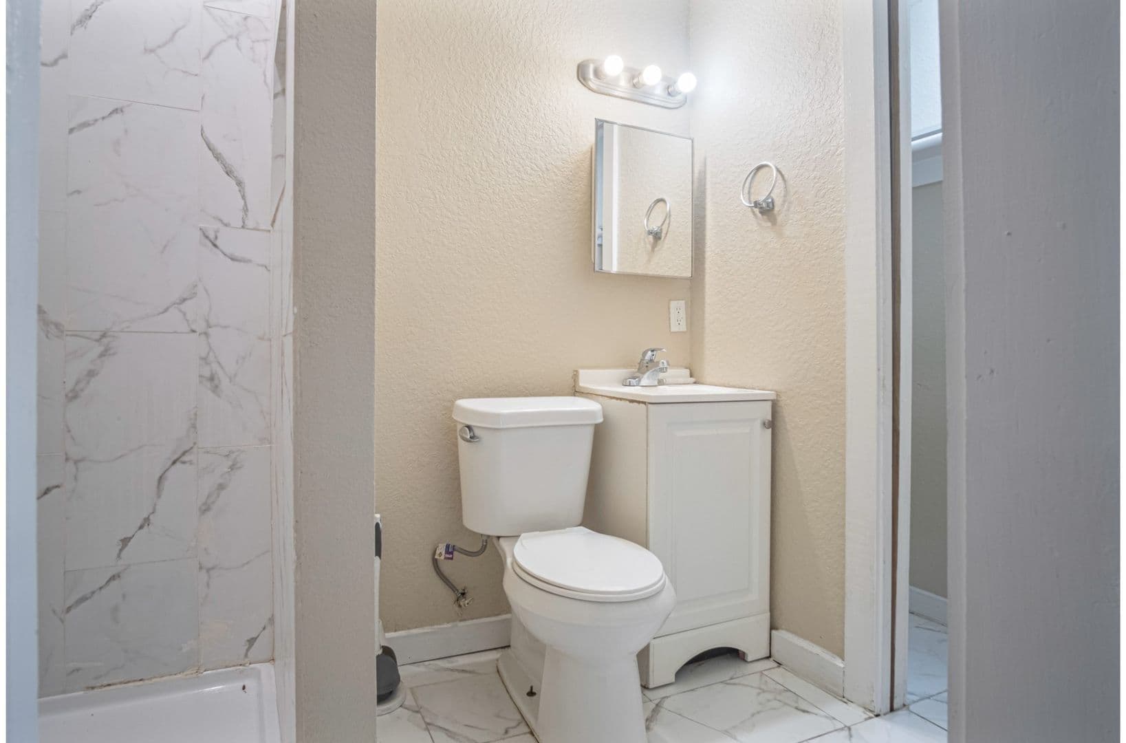 San Antonio Apartment: 121 Douglas Way Street,