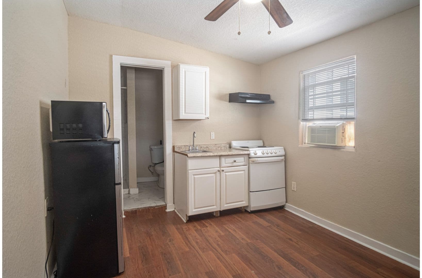 San Antonio Apartment: 121 Douglas Way Street,