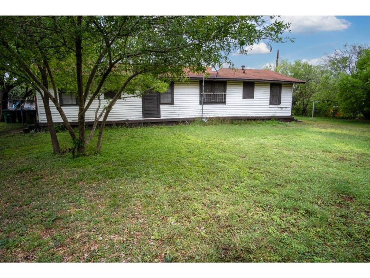 San Antonio House: 512 Bee St