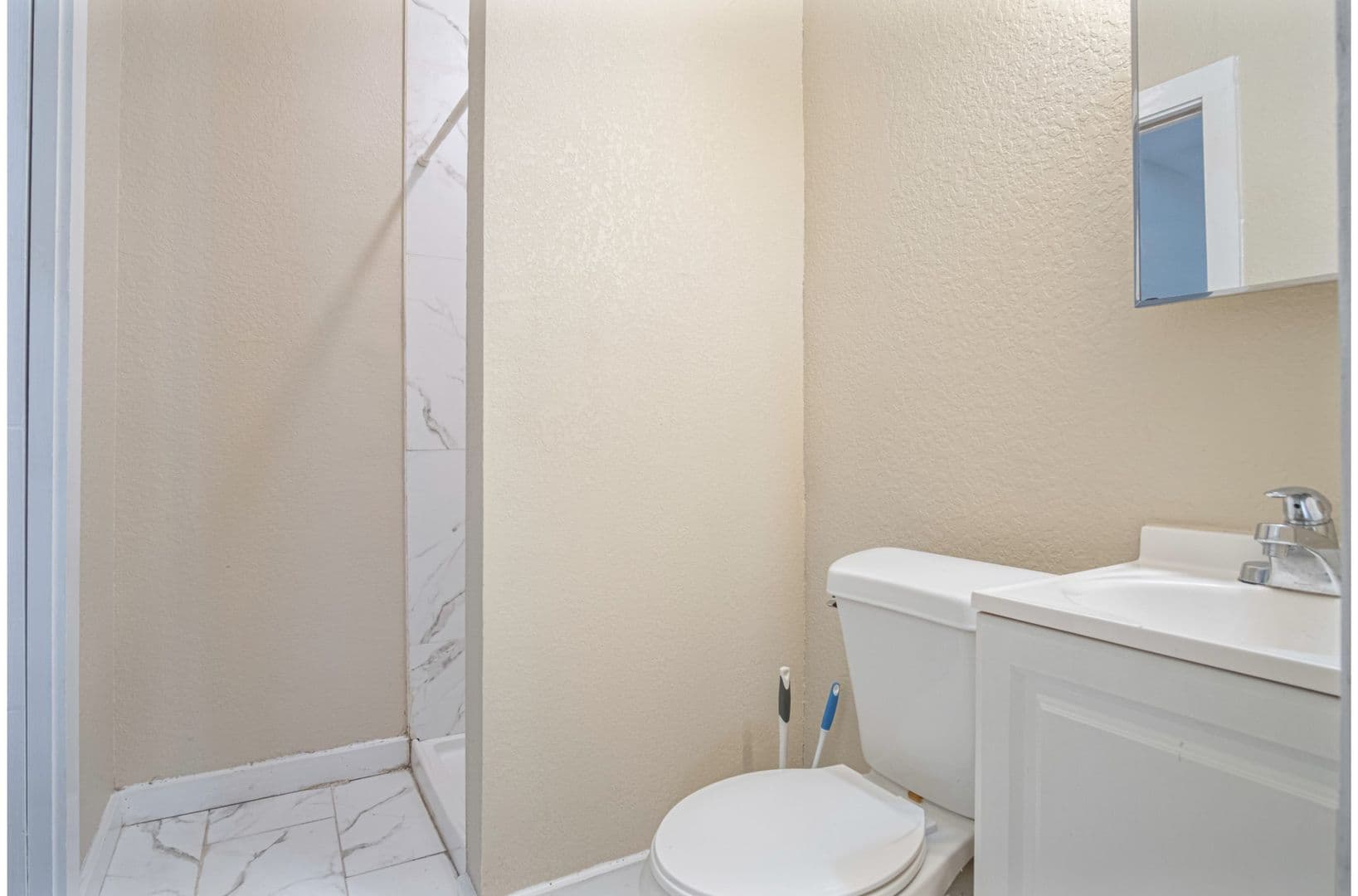 San Antonio Apartment: 121 Douglas Way Street,
