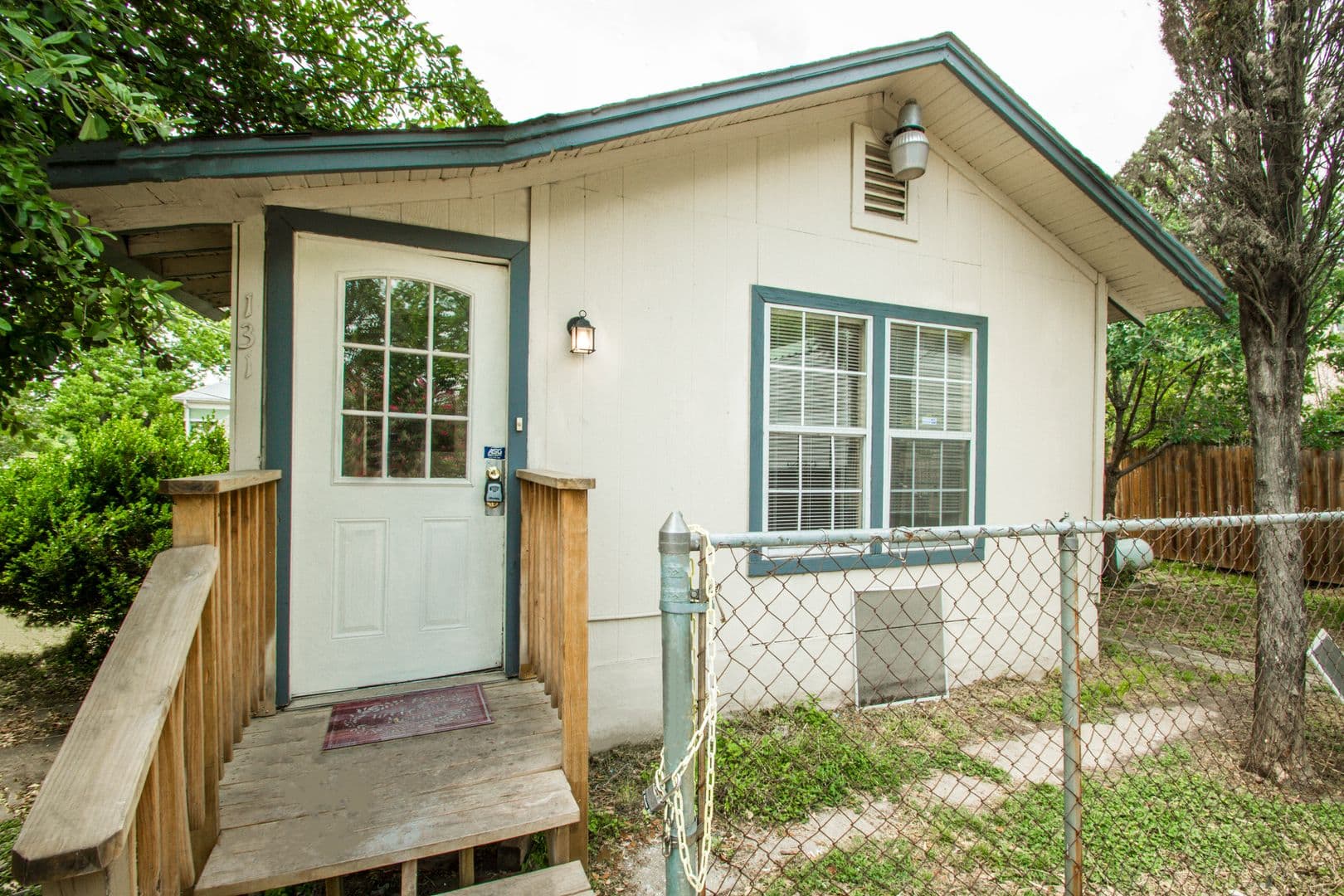 San Antonio House: 131 E Drexel