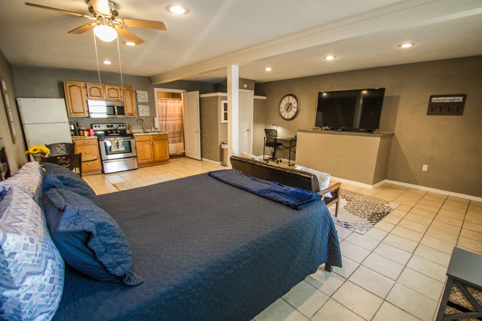 San Anton Apartment: 1214 Florida St