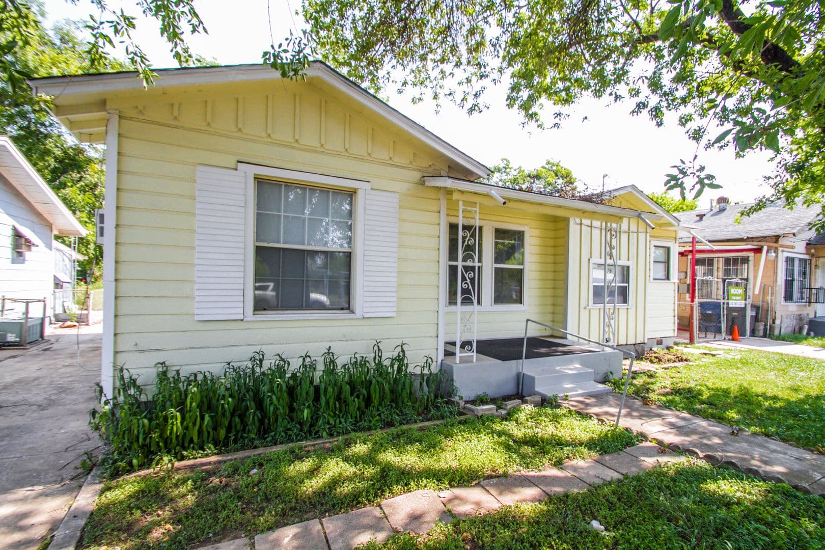 San Antonio House: 2818 E Houston