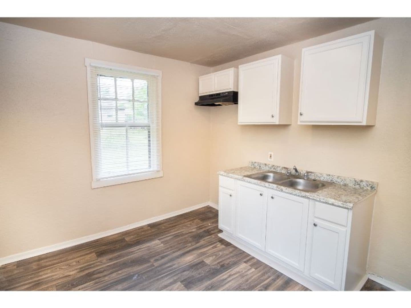 San Antonio House: 512 Bee St