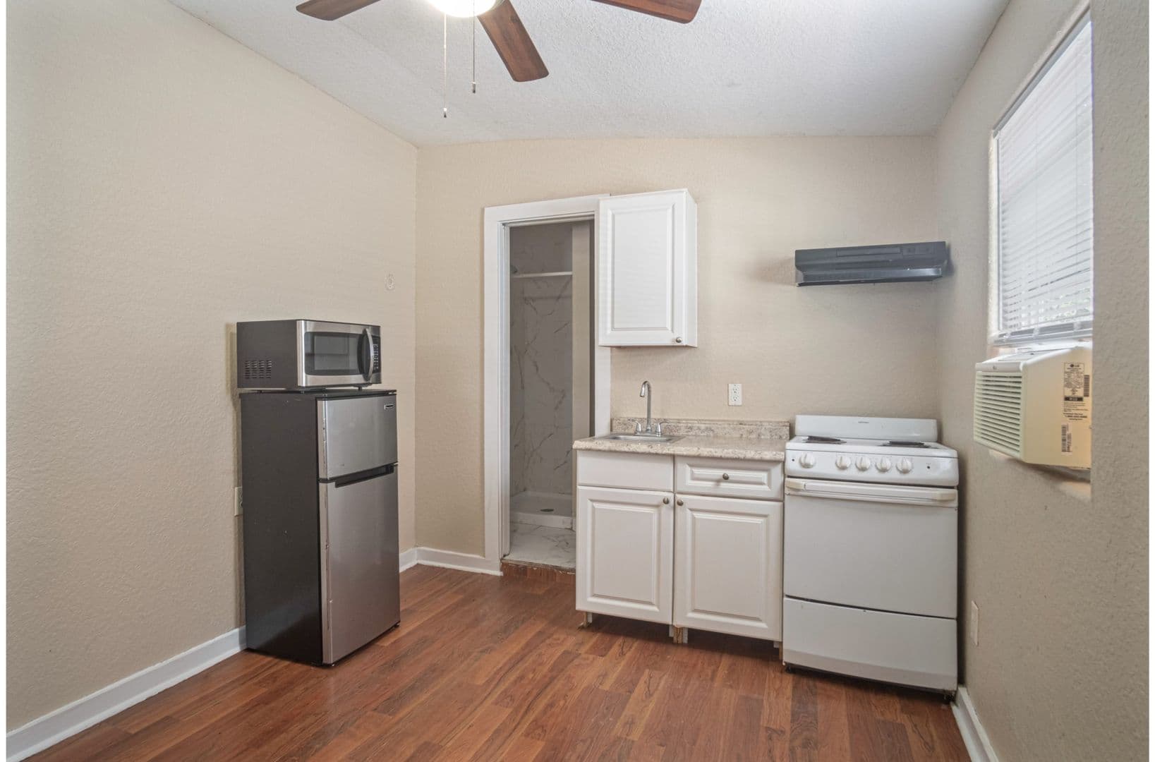 San Antonio Apartment: 121 Douglas Way Street,