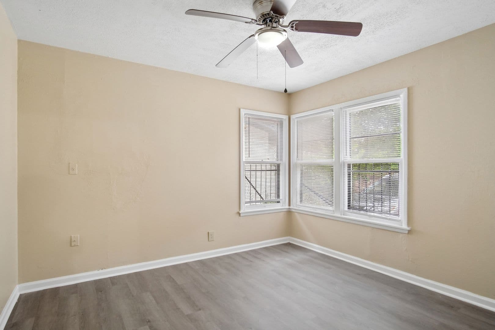 San Antonio House: 2818 E Houston