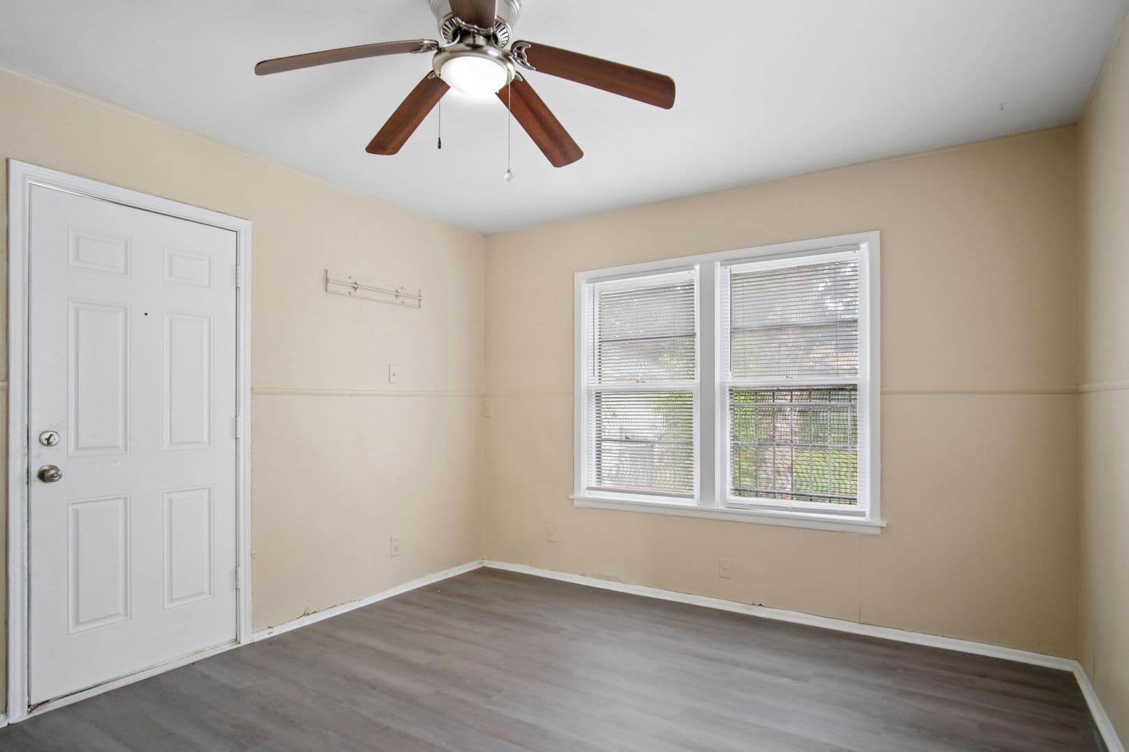 San Antonio House: 2818 E Houston