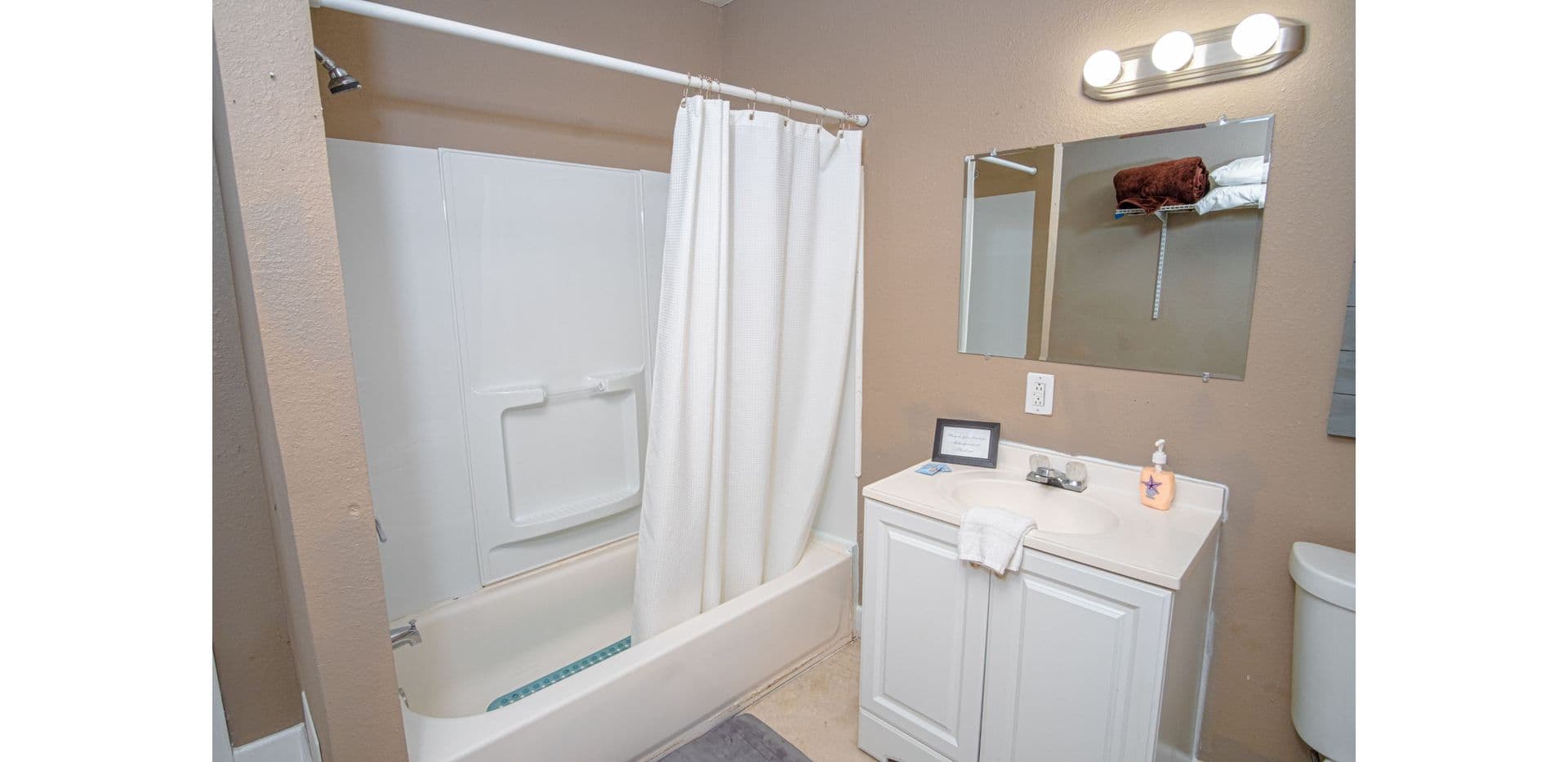 San Anton Apartment: 1214 Florida St