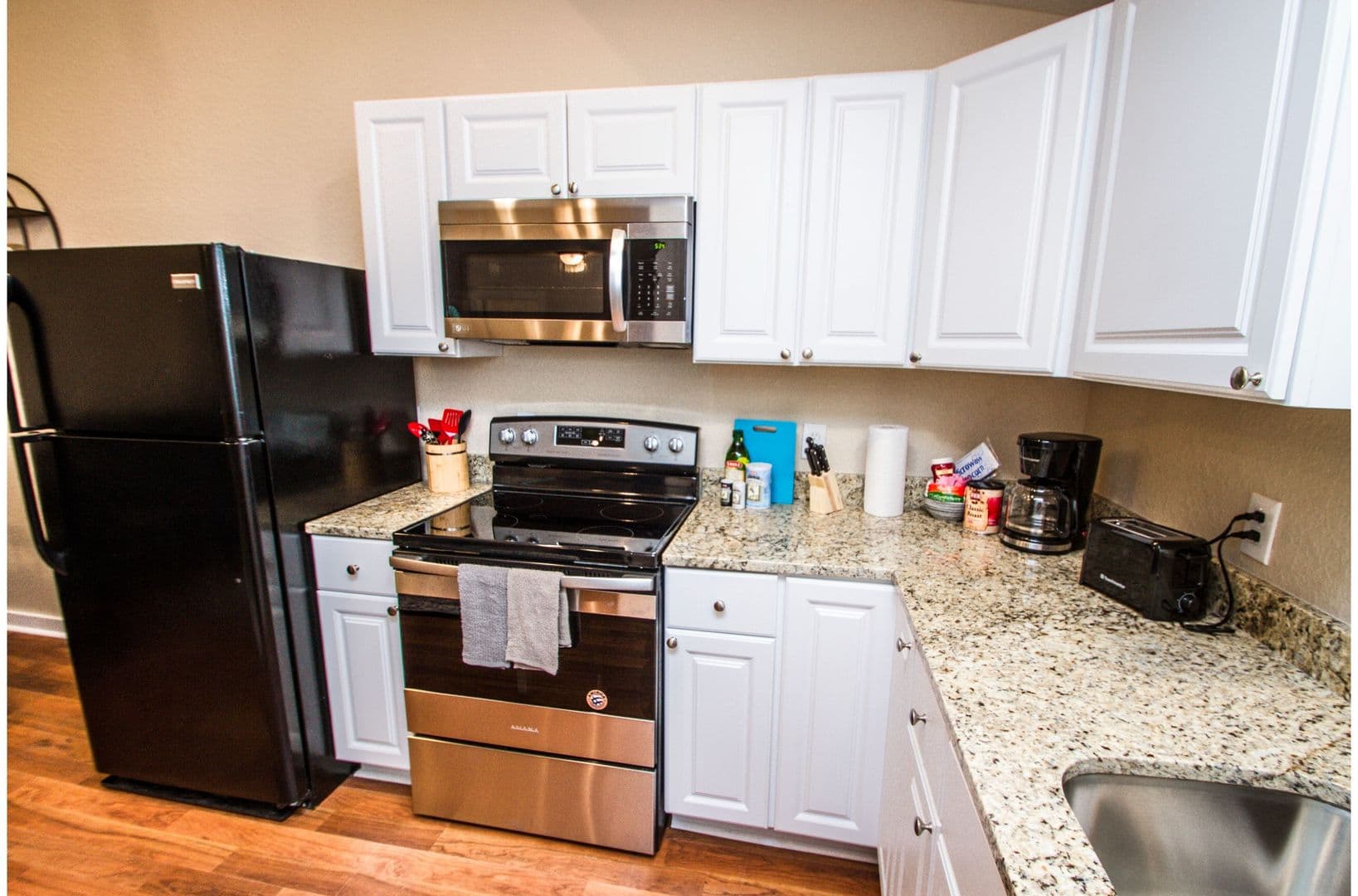 San Antonio Apartment: 121 Douglas Way Street,