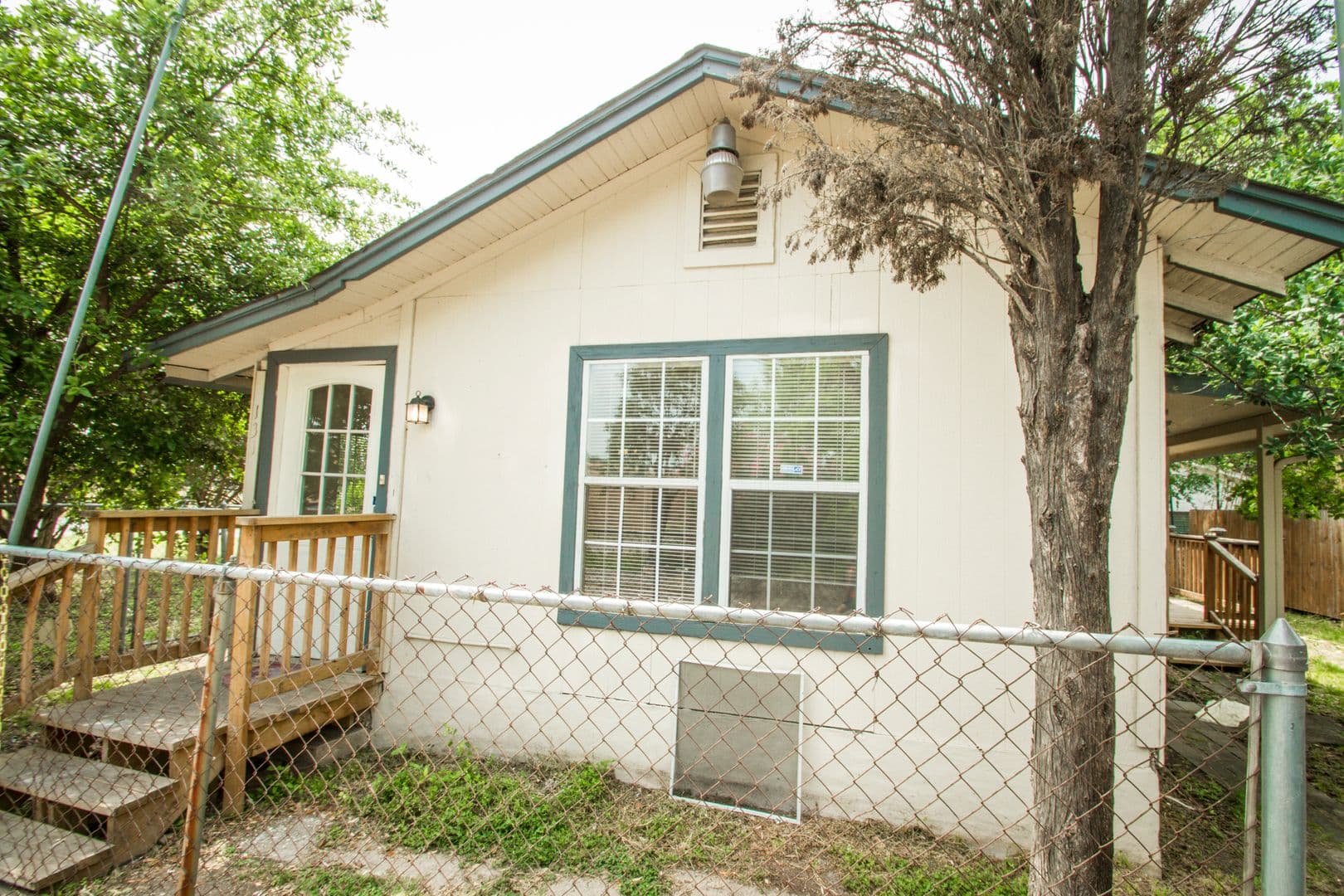 San Antonio House: 131 E Drexel