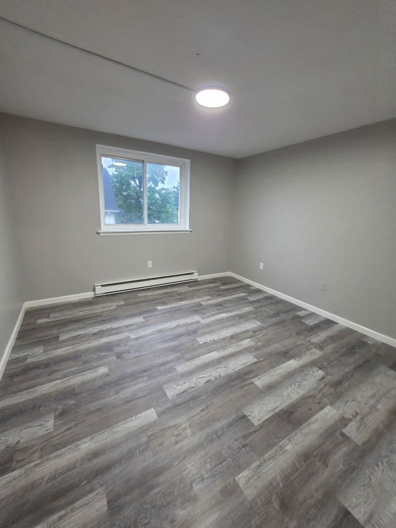 HARTFORD Apartment: 813 MAPLE AVE