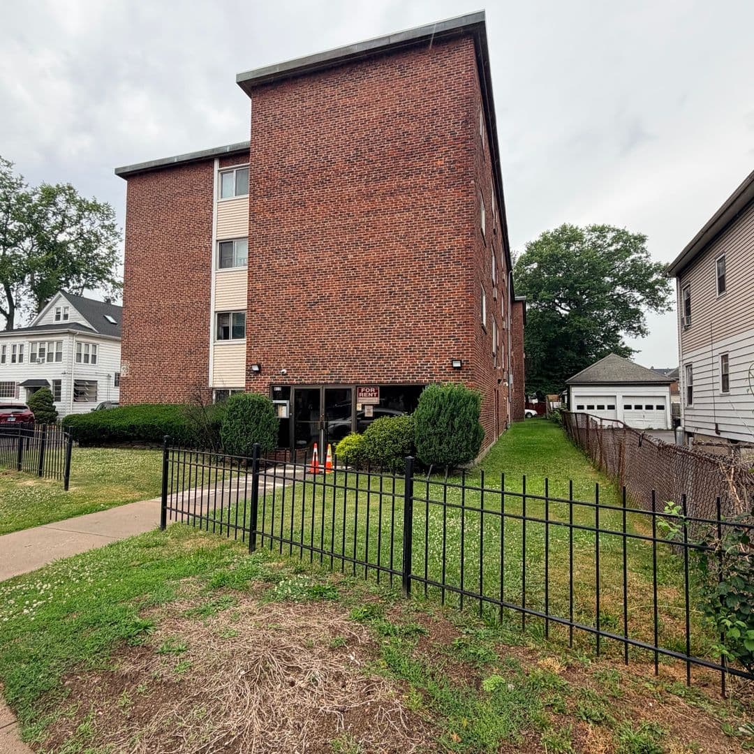 HARTFORD Apartment: 813 MAPLE AVE