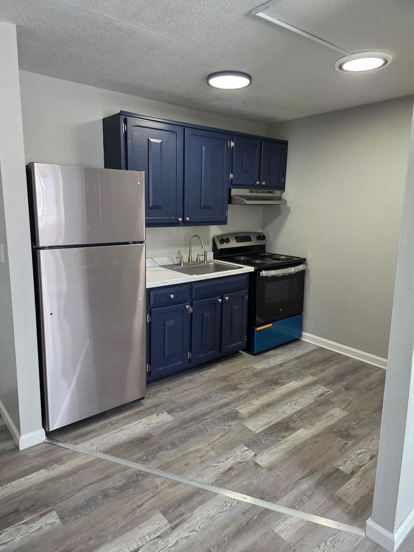 HARTFORD Apartment: 813 MAPLE AVE