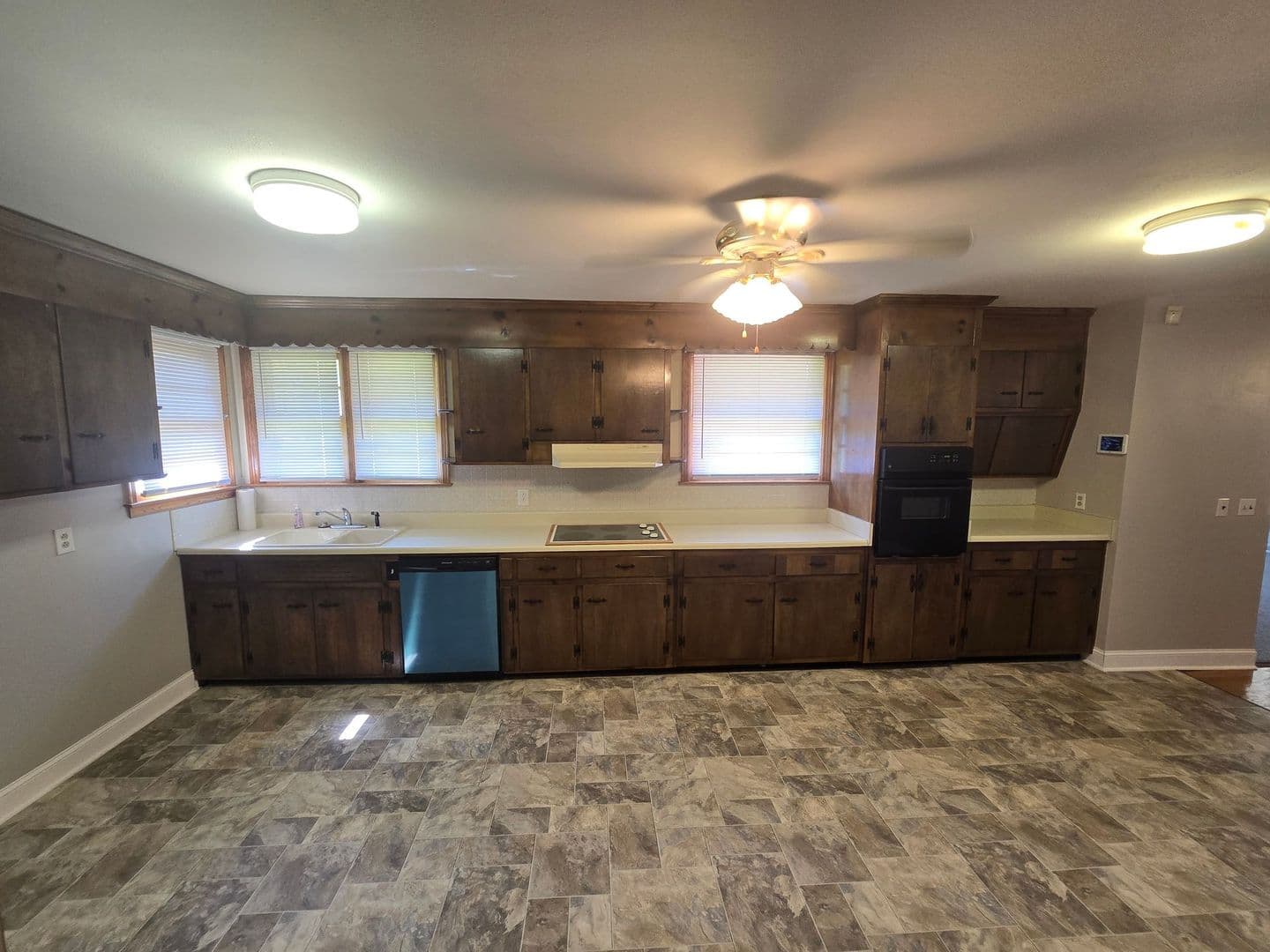 Colonial Heights House: 1210 Oakwood Dr.