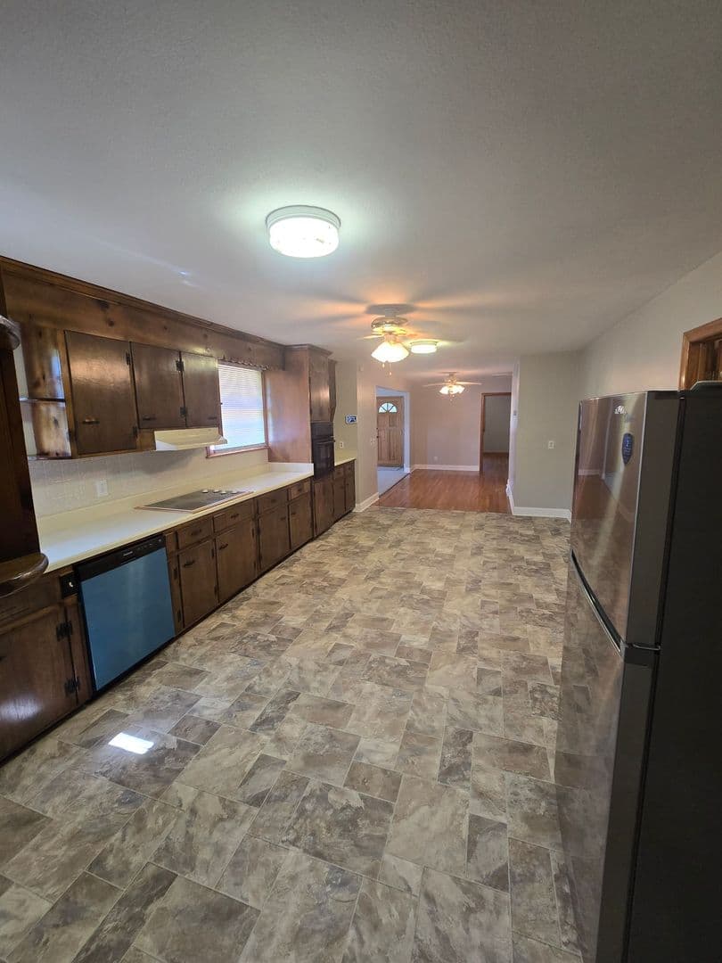 Colonial Heights House: 1210 Oakwood Dr.