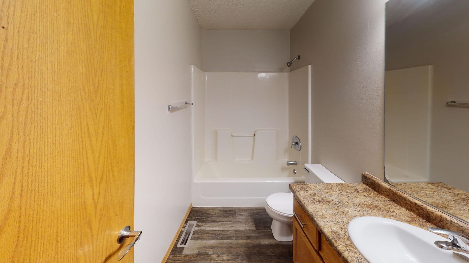 Sioux Falls Apartment: 620/626 N Sycamore Ave