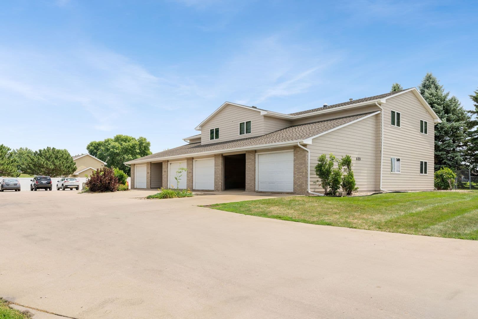 Sioux Falls Apartment: 620/626 N Sycamore Ave
