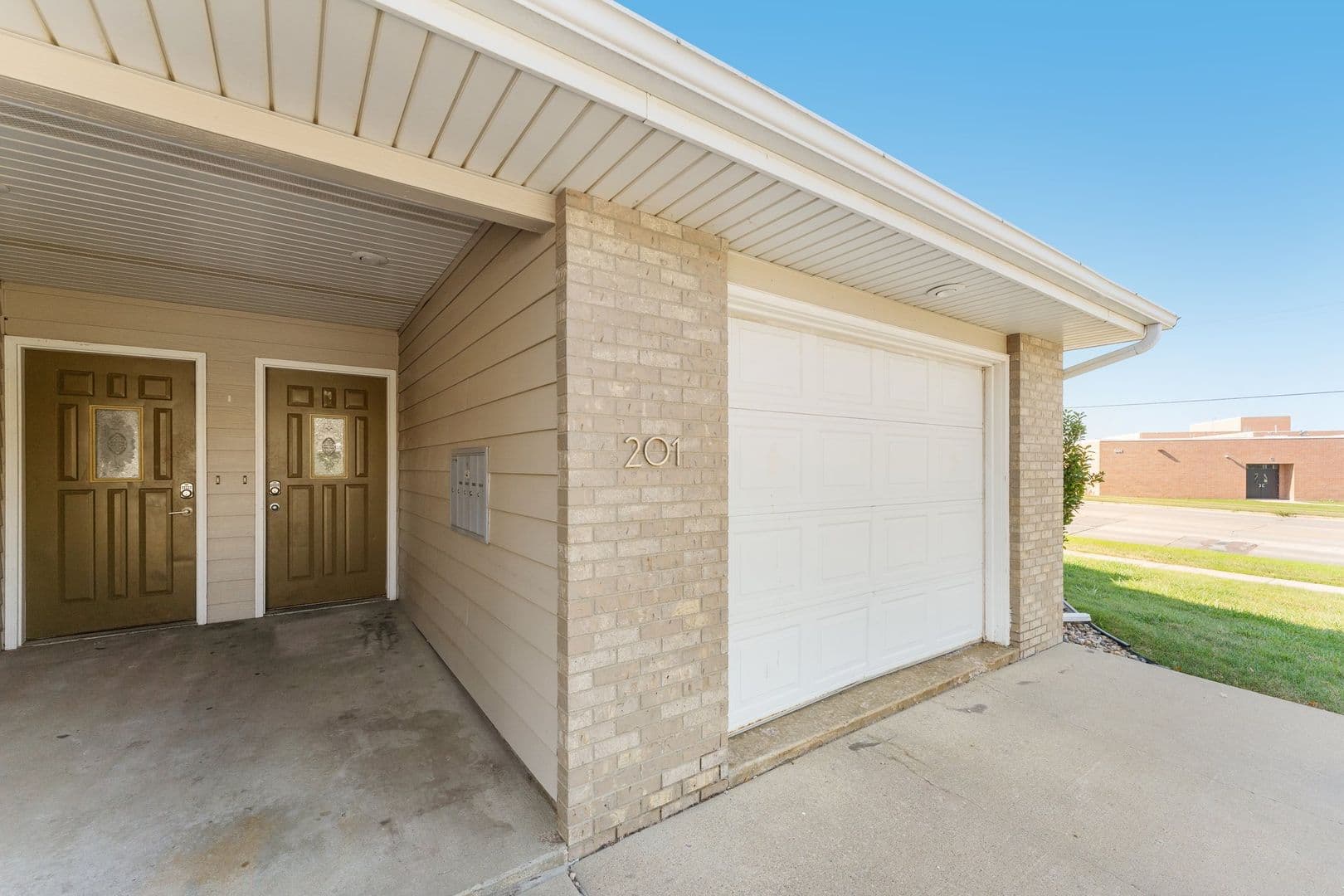 Sioux Falls Apartment: 620/626 N Sycamore Ave