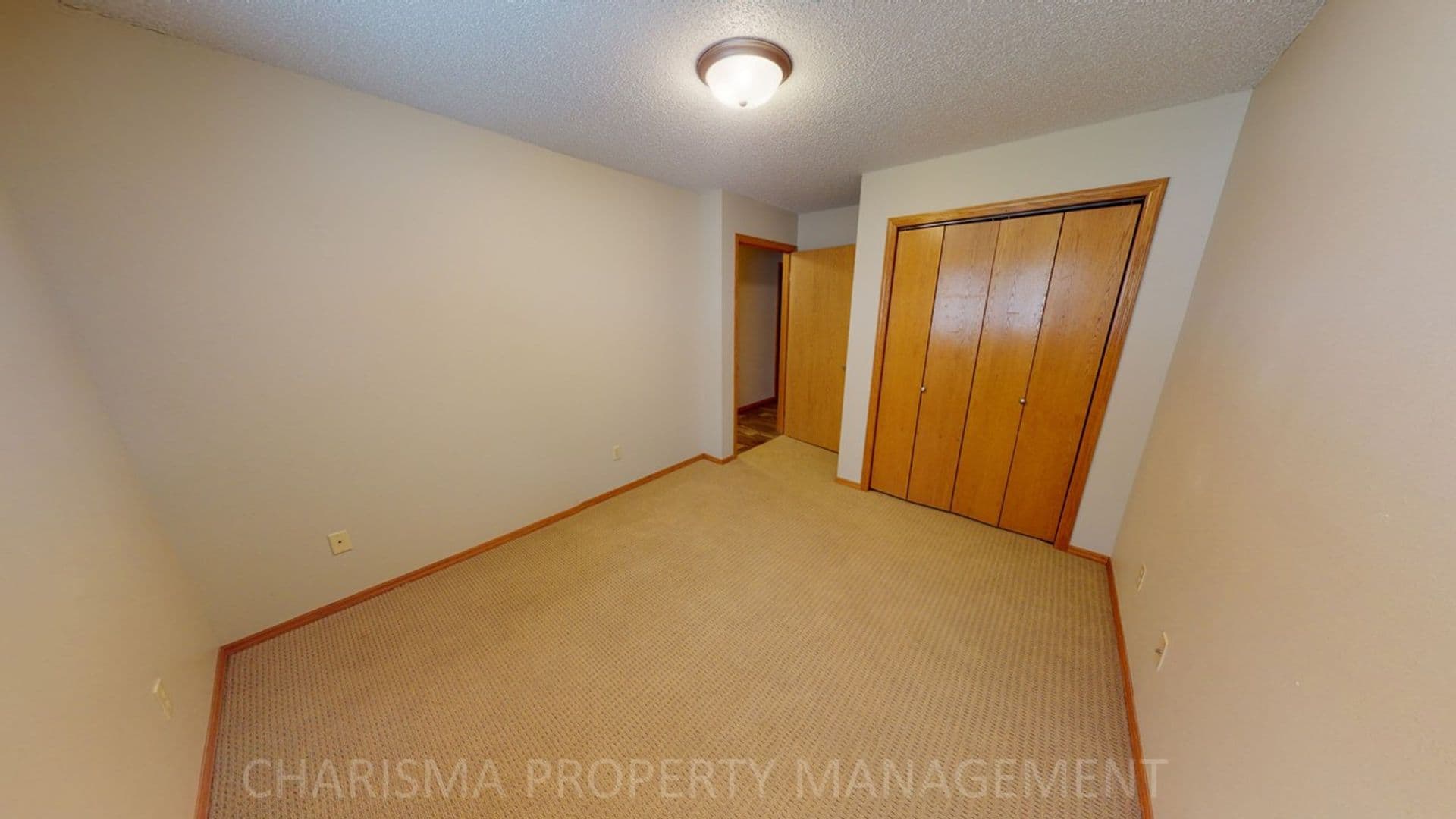 Sioux Falls Apartment: 620/626 N Sycamore Ave