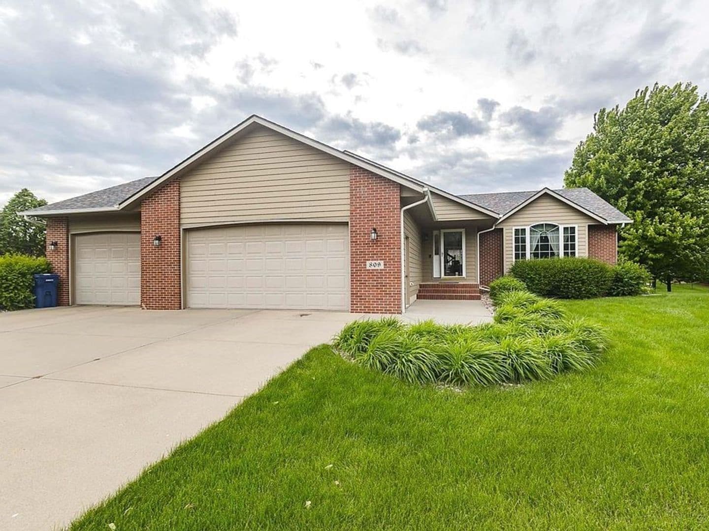 Sioux Falls Apartment: 809 S Outlook Drive