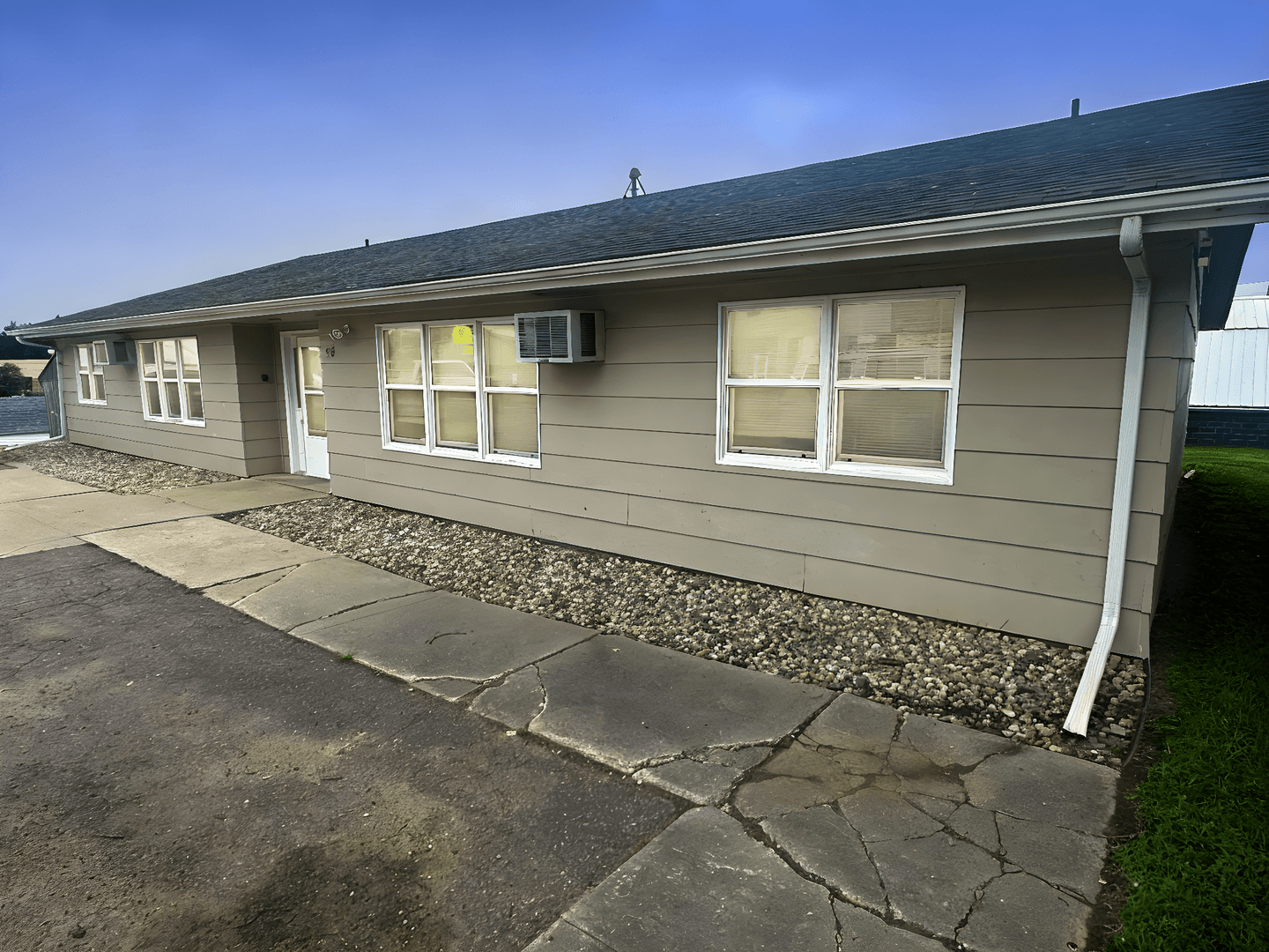 Garretson Apartment: 513 N Main Ave