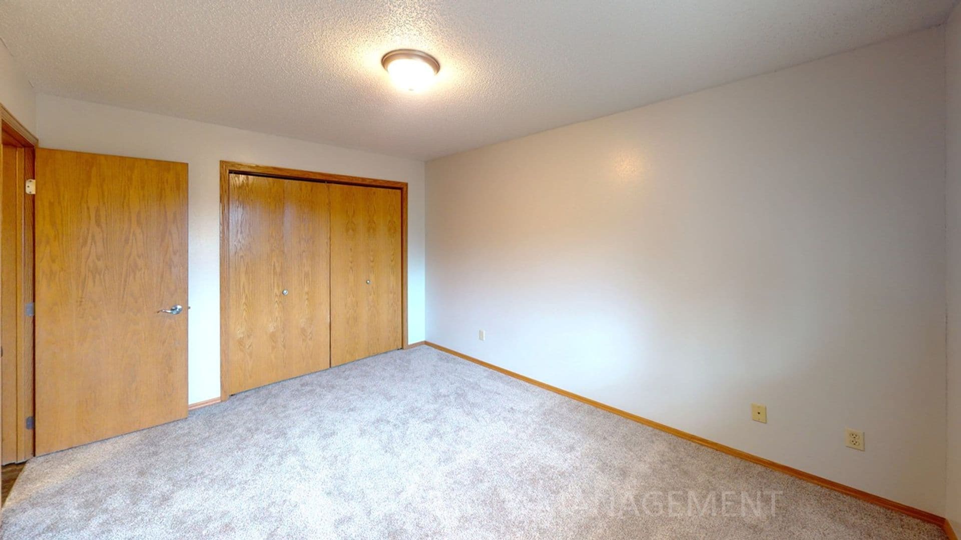 Sioux Falls Apartment: 620/626 N Sycamore Ave