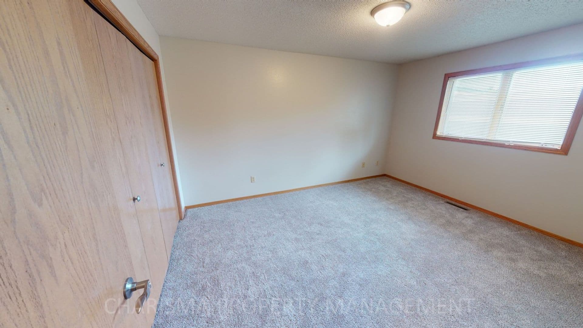 Sioux Falls Apartment: 620/626 N Sycamore Ave