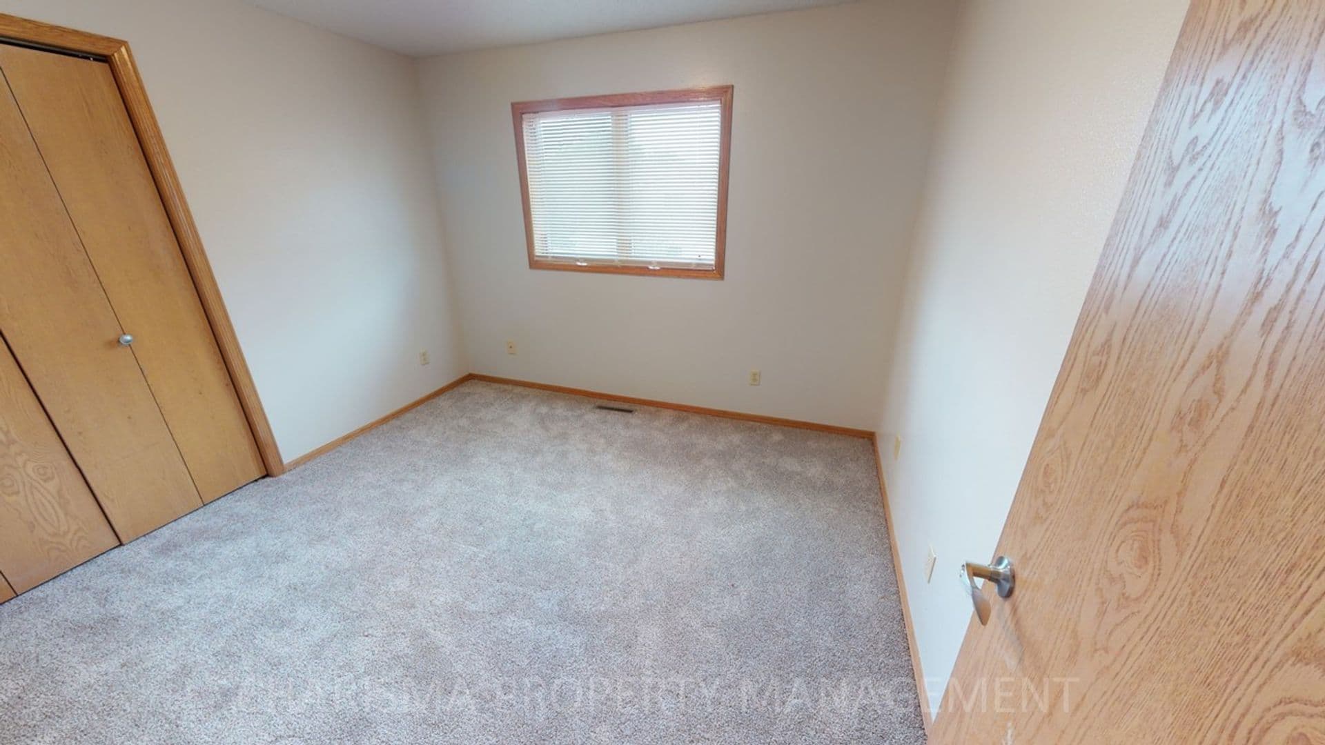 Sioux Falls Apartment: 620/626 N Sycamore Ave