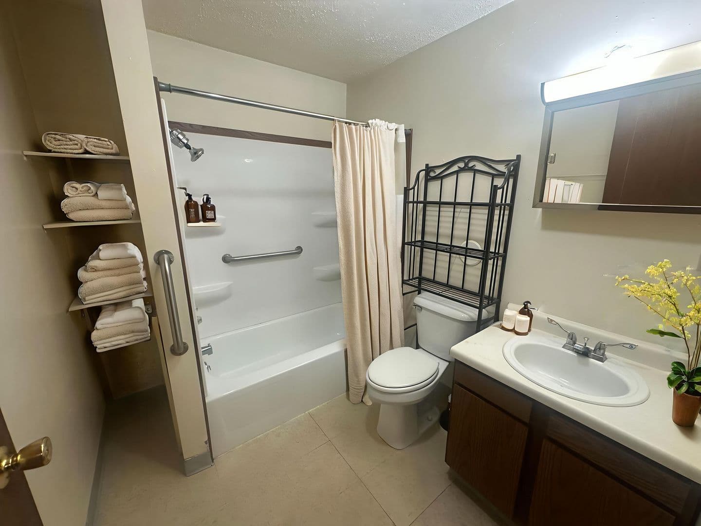 Garretson Apartment: 513 N Main Ave