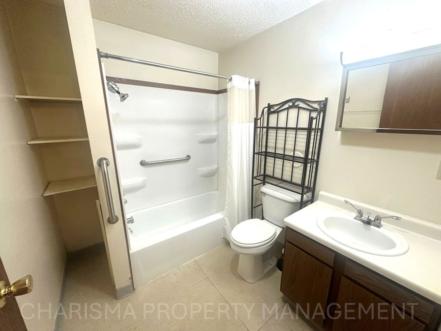 Garretson Apartment: 513 N Main Ave