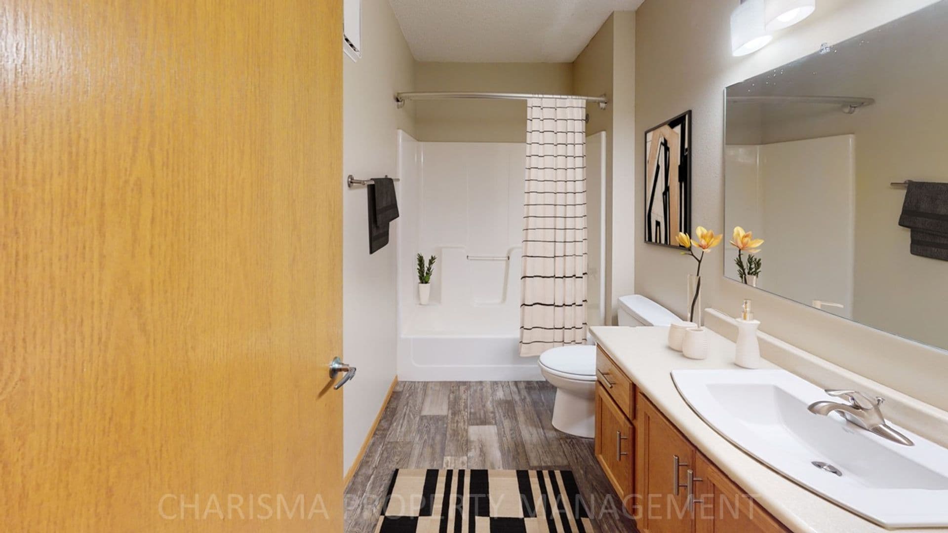 Sioux Falls Apartment: 620/626 N Sycamore Ave
