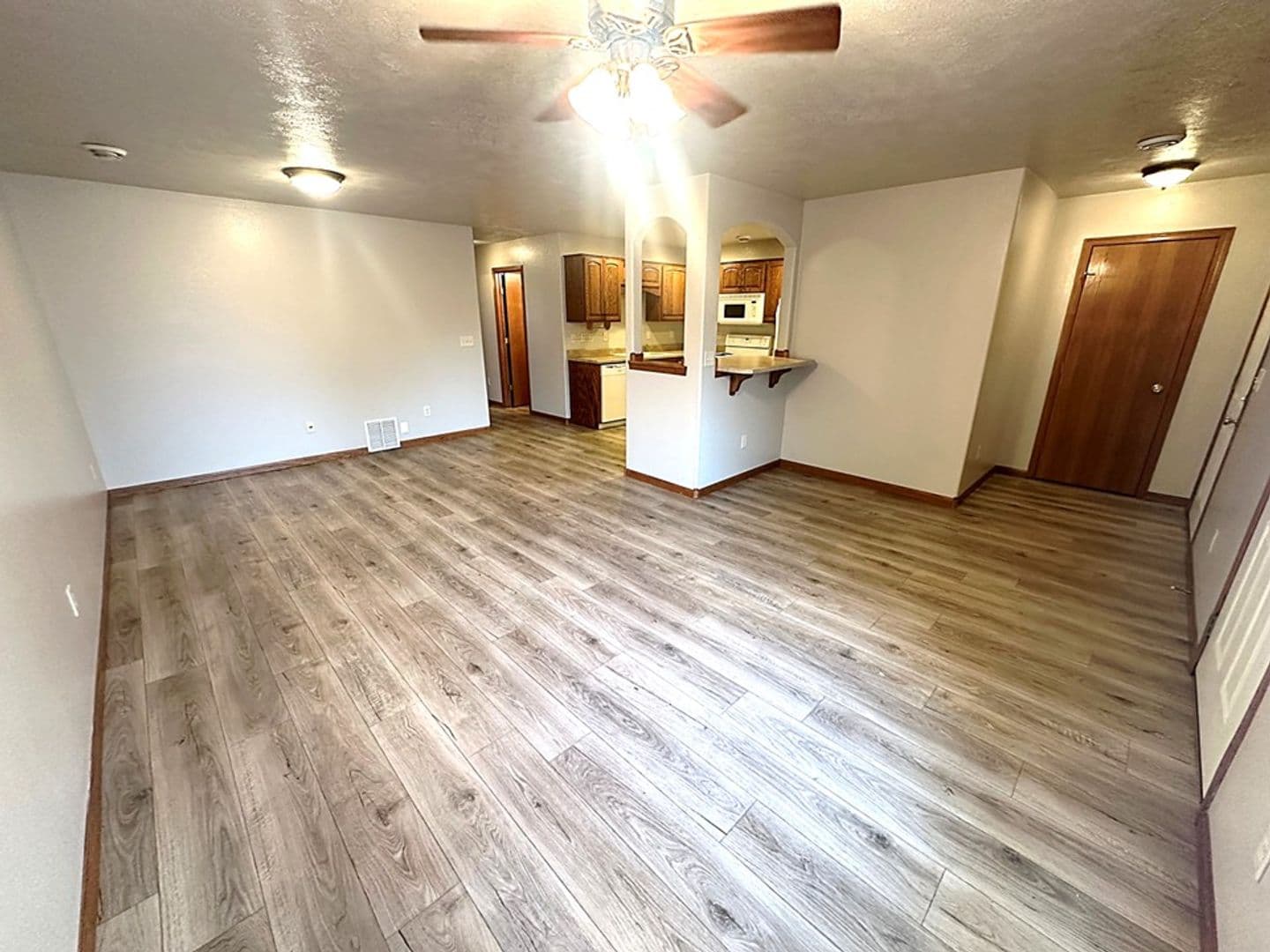 Brandon Apartment: 401 9th Ave N
