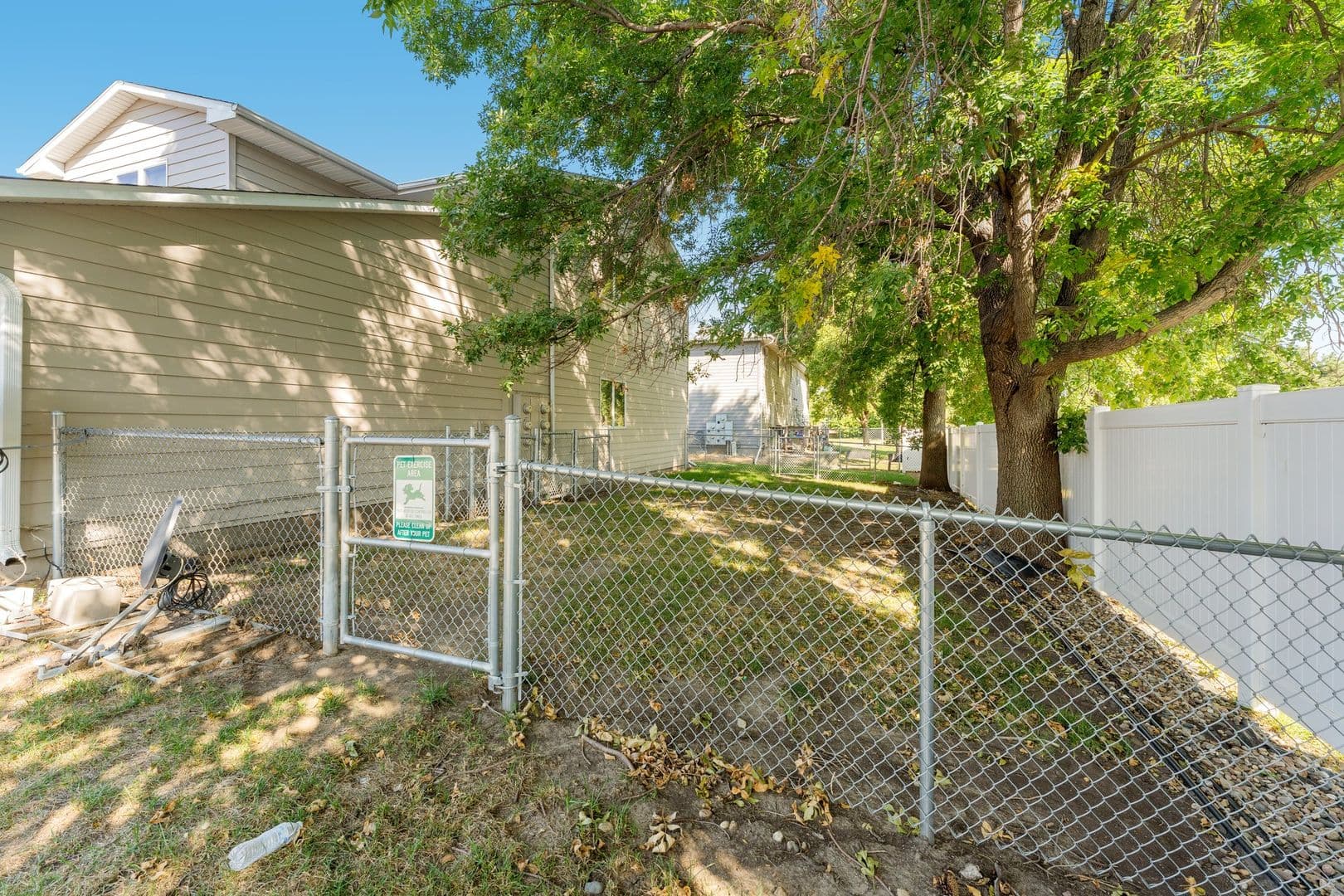 Sioux Falls Apartment: 620/626 N Sycamore Ave
