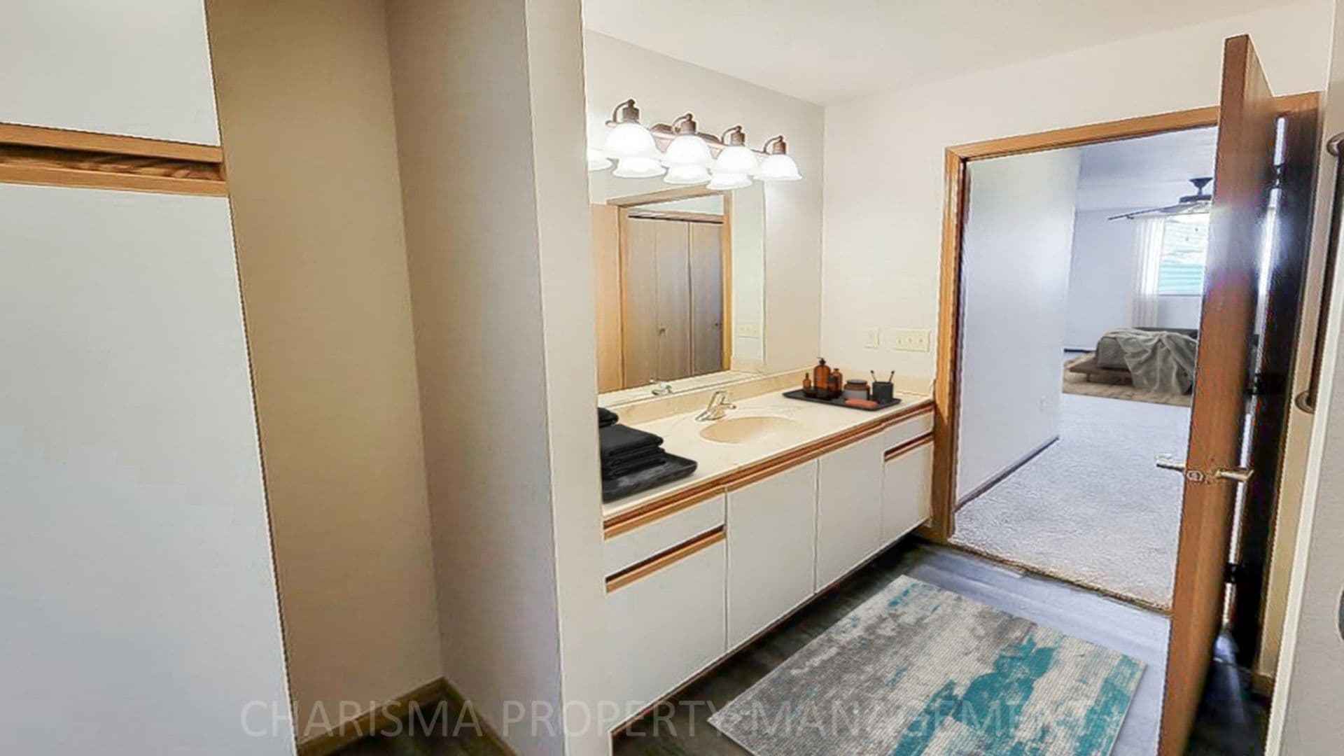 Hartford Apartment: 906 N Western Ave  and 911 N Oaks Ave