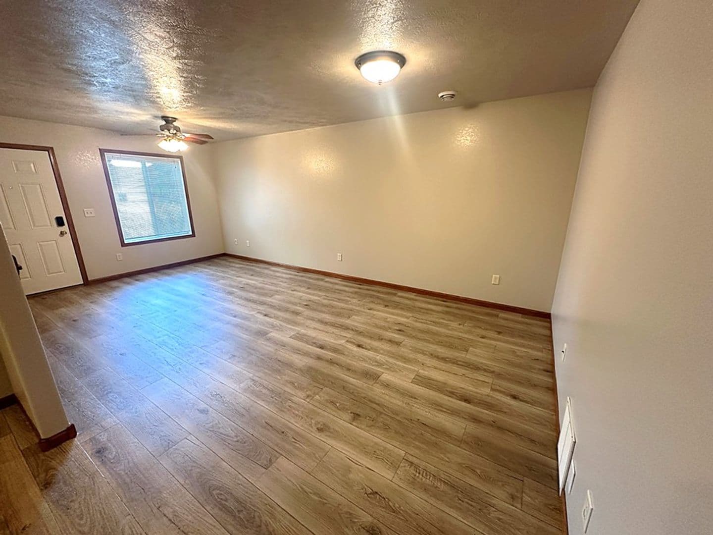 Brandon Apartment: 401 9th Ave N