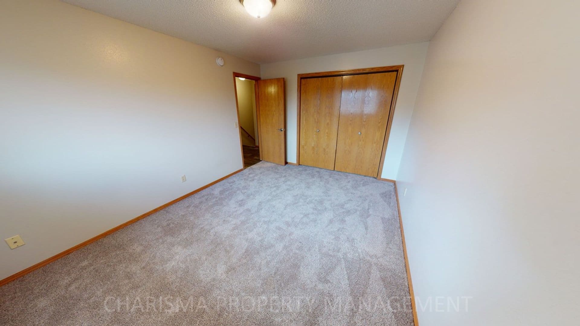 Sioux Falls Apartment: 620/626 N Sycamore Ave