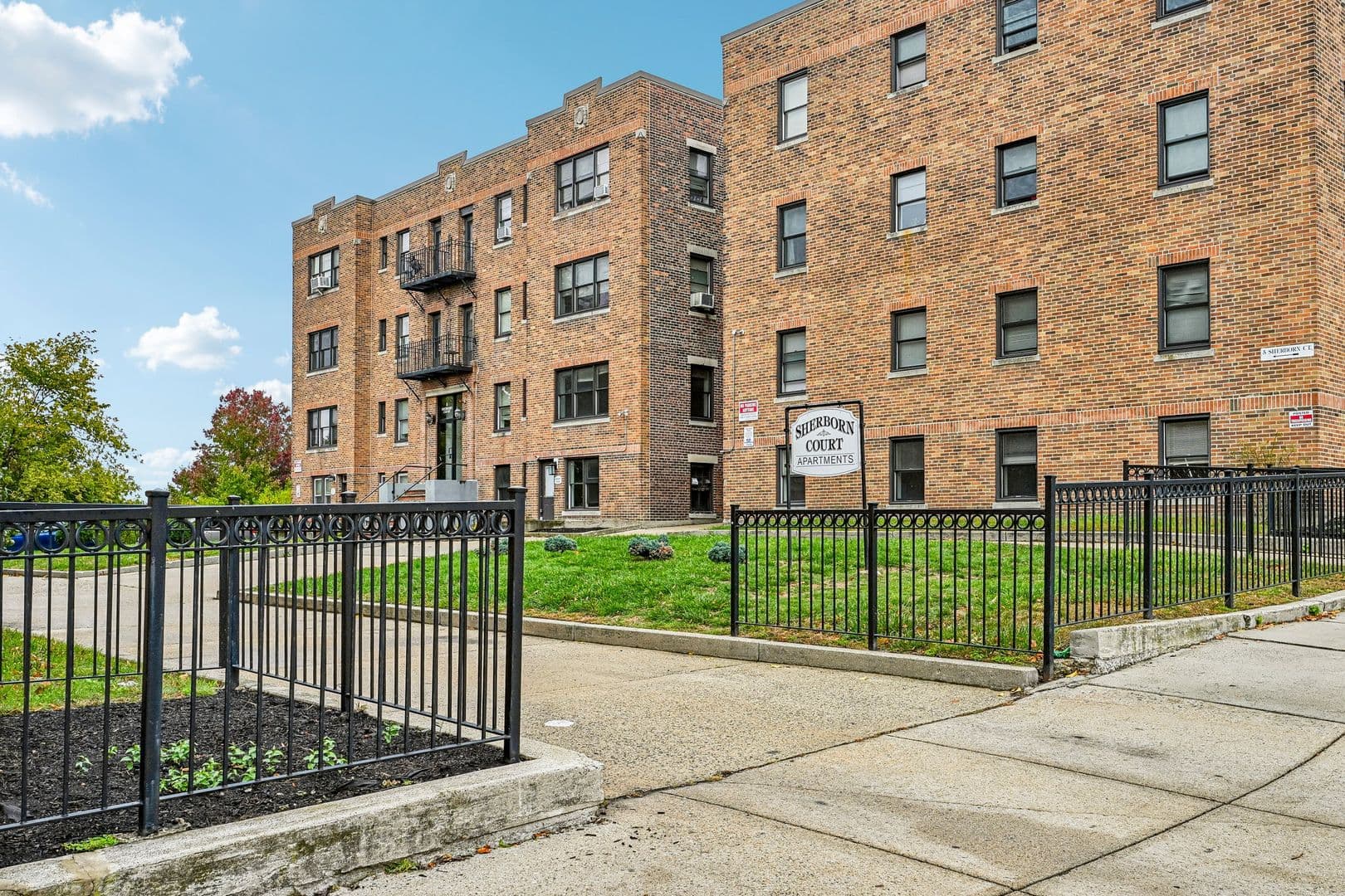 Medford Apartment: 4-7 Sherborn Court/463-475 Broadway