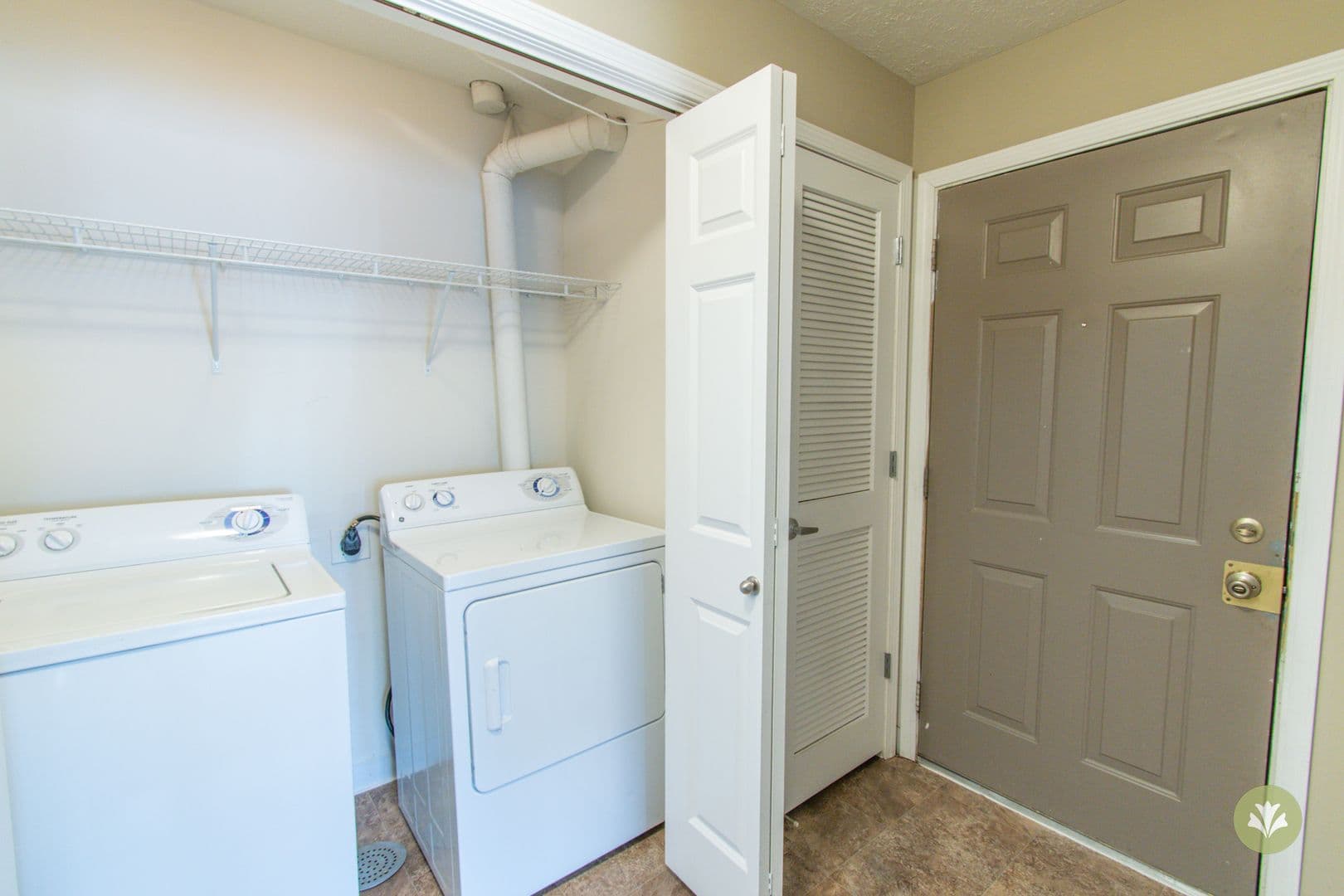 Lincoln Apartment: Adriana Court
