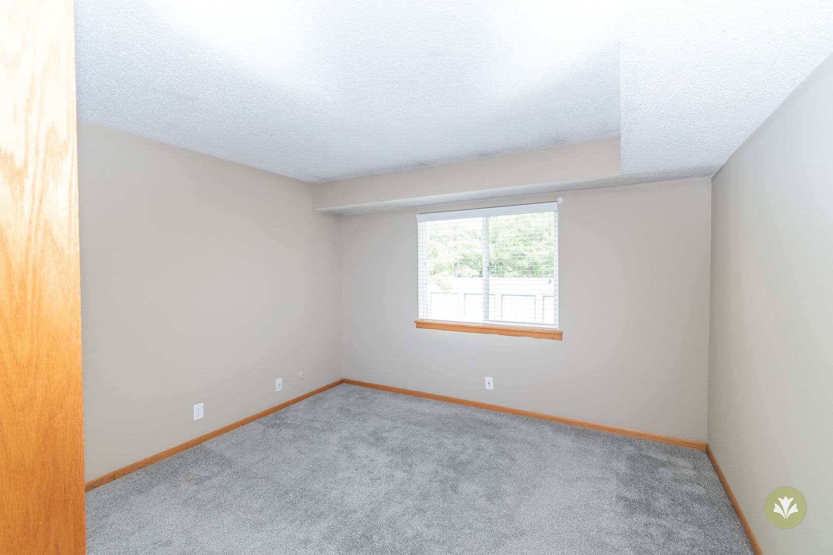 Lincoln Apartment: Charleston Court Apts & THs