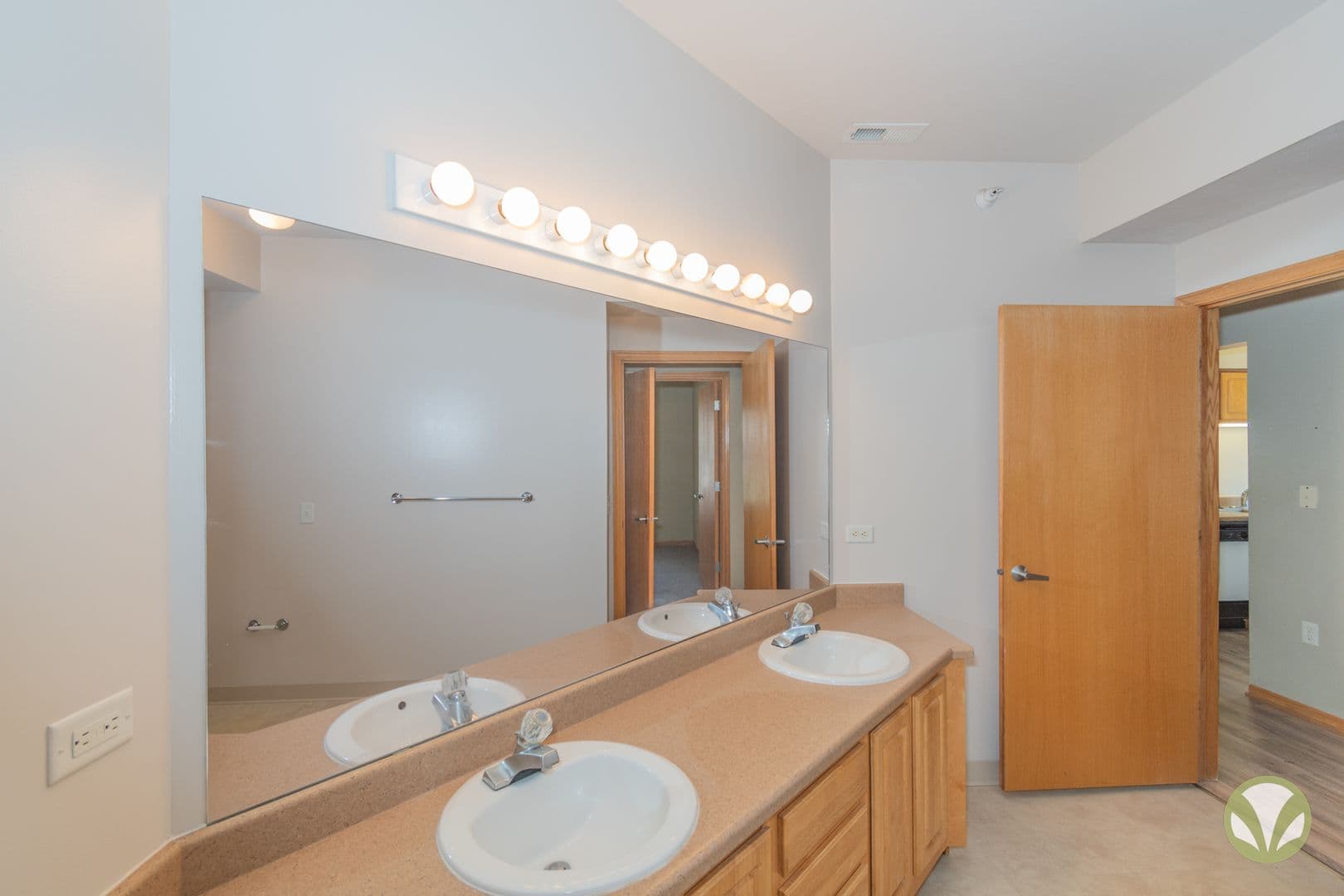 Lincoln Apartment: Charleston Court Apts & THs