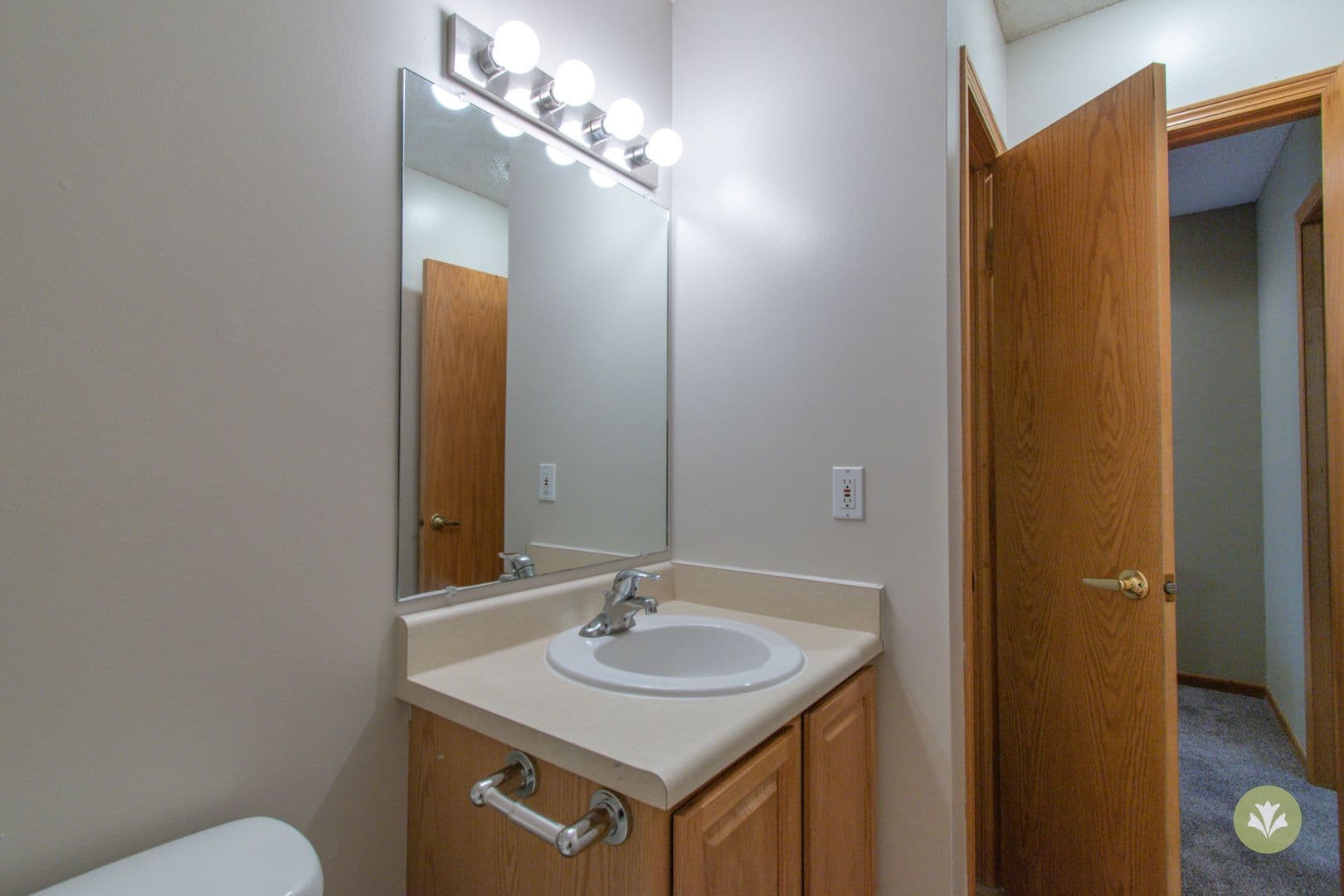 Lincoln Apartment: Charleston Court Apts & THs
