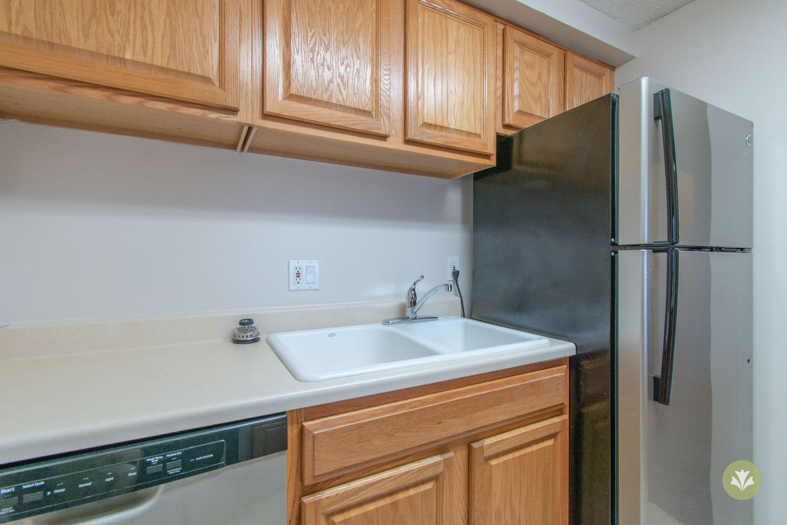 Lincoln Apartment: Charleston Court Apts & THs