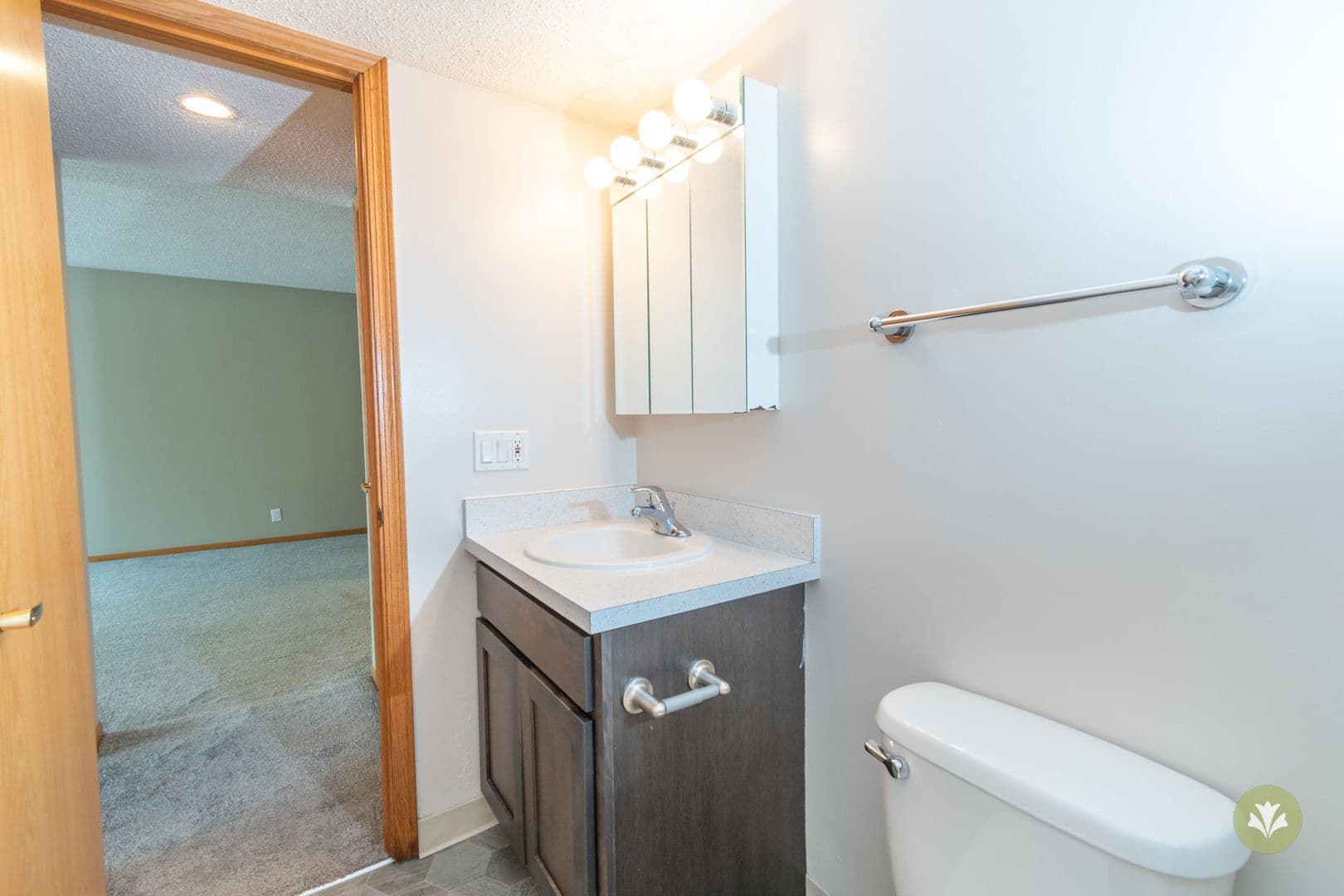 Lincoln Apartment: Charleston Court Apts & THs