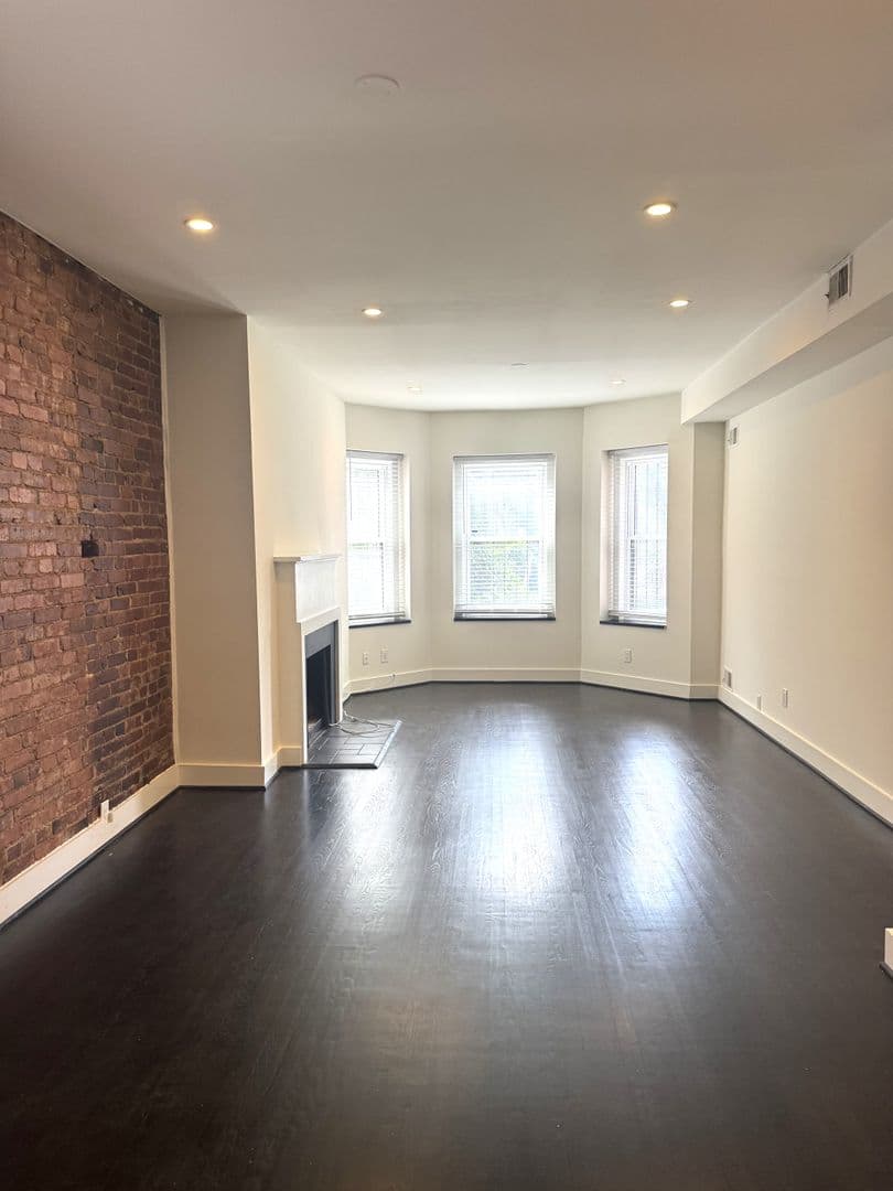 Washington Apartment: 1615 Swann Street NW