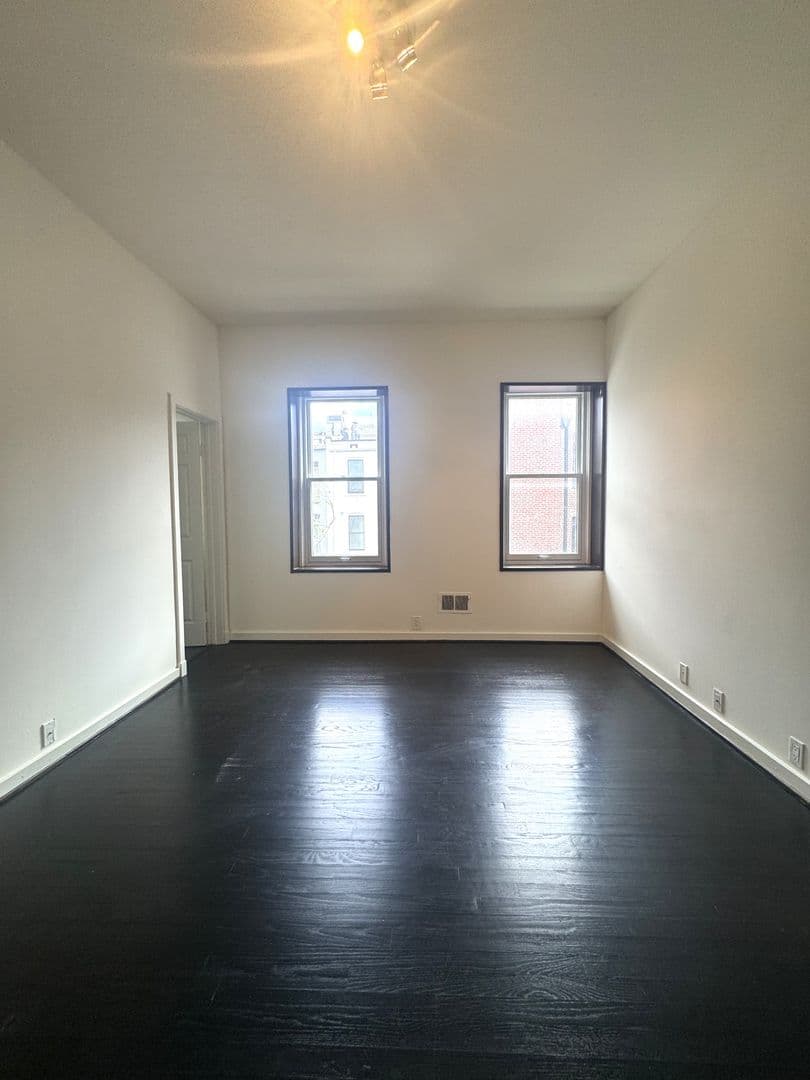 Washington Apartment: 1615 Swann Street NW