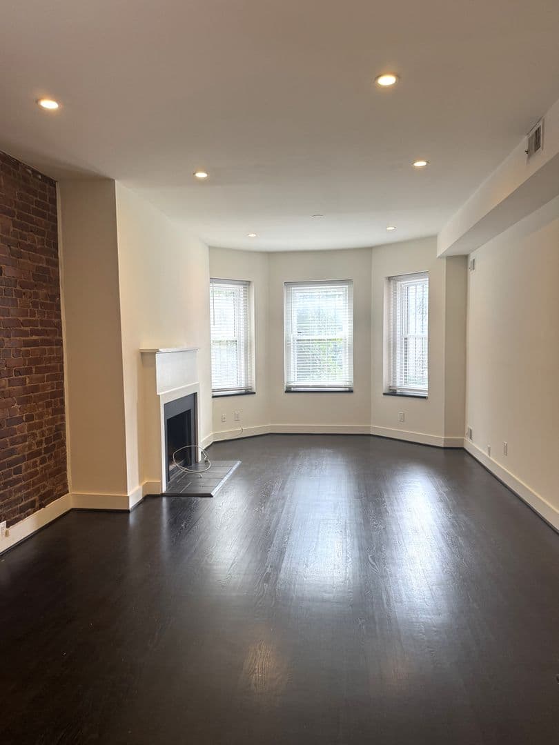 Washington Apartment: 1615 Swann Street NW