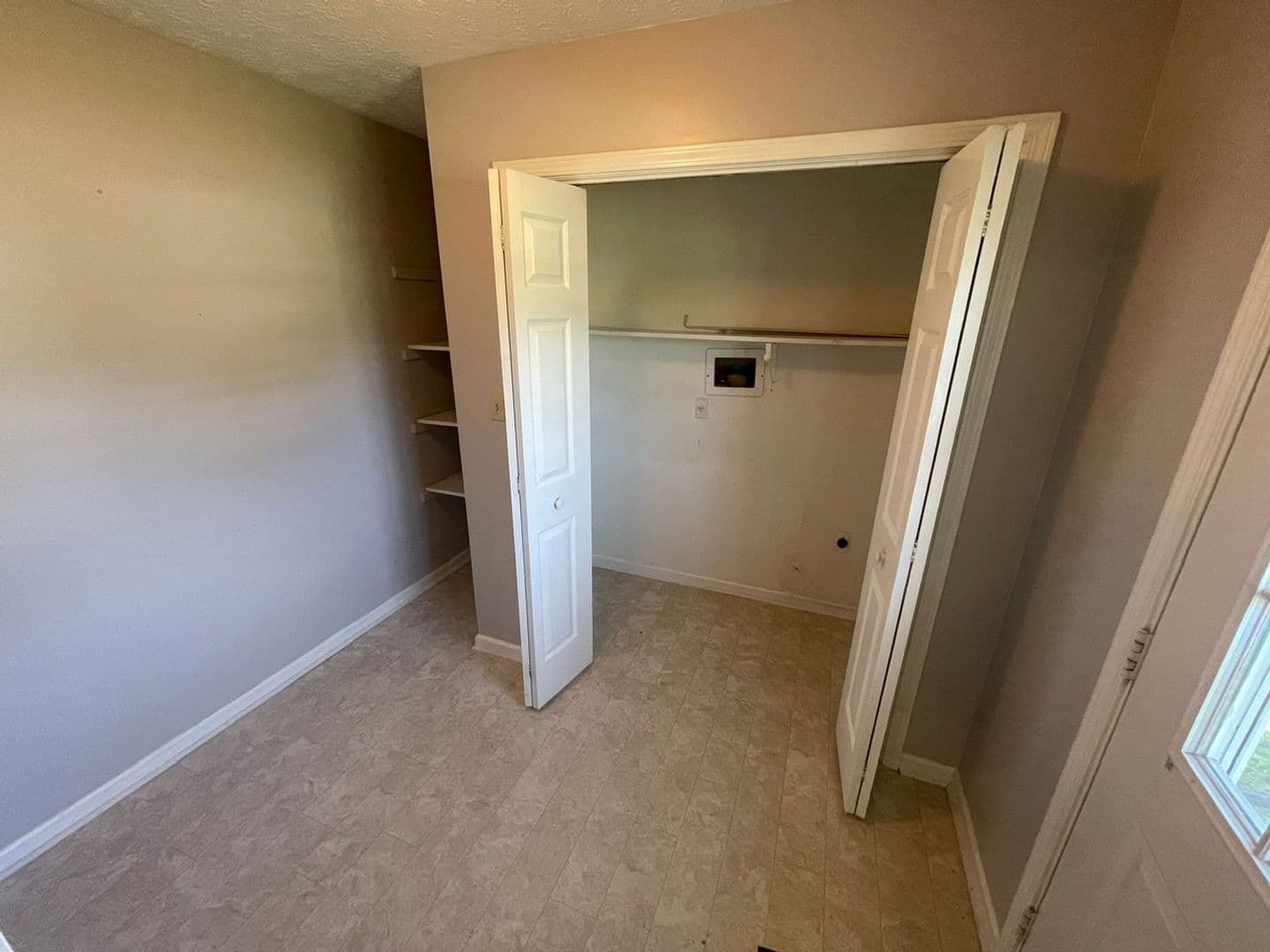 Pleasureville House: 111 Pleasureville Road